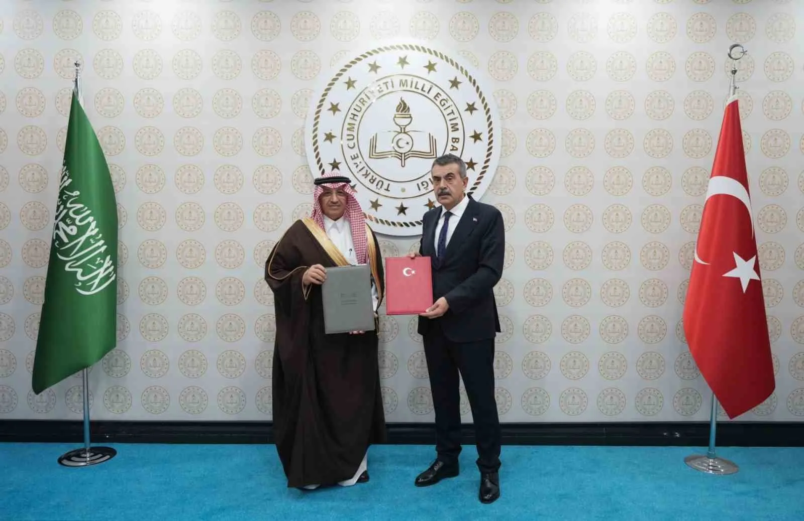 MİLLİ EĞİTİM BAKANI YUSUF TEKİN, SUUDİ ARABİSTAN EĞİTİM BAKANI YUSUF BİN ABDULLAH EL-BENYAN'I AĞIRLADI. GÖRÜŞMEDE TÜRKİYE İLE SUUDİ ARABİSTAN ARASINDA EĞİTİM ALANINDA MUTABAKAT ZAPTI İMZALANDI.