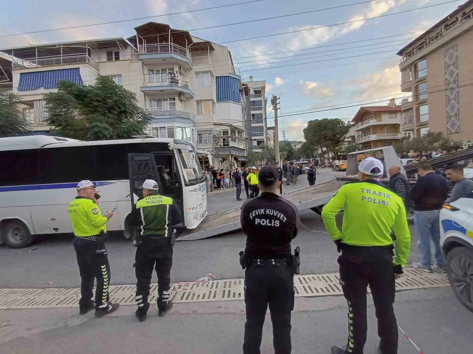 MANİSA’NIN SALİHLİ İLÇESİNDE İŞÇİ SERVİS MİNİBÜSÜNÜN ÇARPTIĞI 8 YAŞINDAKİ BİSİKLETLİ ÇOCUK, OLAY YERİNDE HAYATINI KAYBETTİ. KAZANIN ARDINDAN MİNİBÜS SÜRÜCÜSÜ GÖZALTINA ALINIRKEN, ARAÇ TRAFİKTEN MEN EDİLDİ.