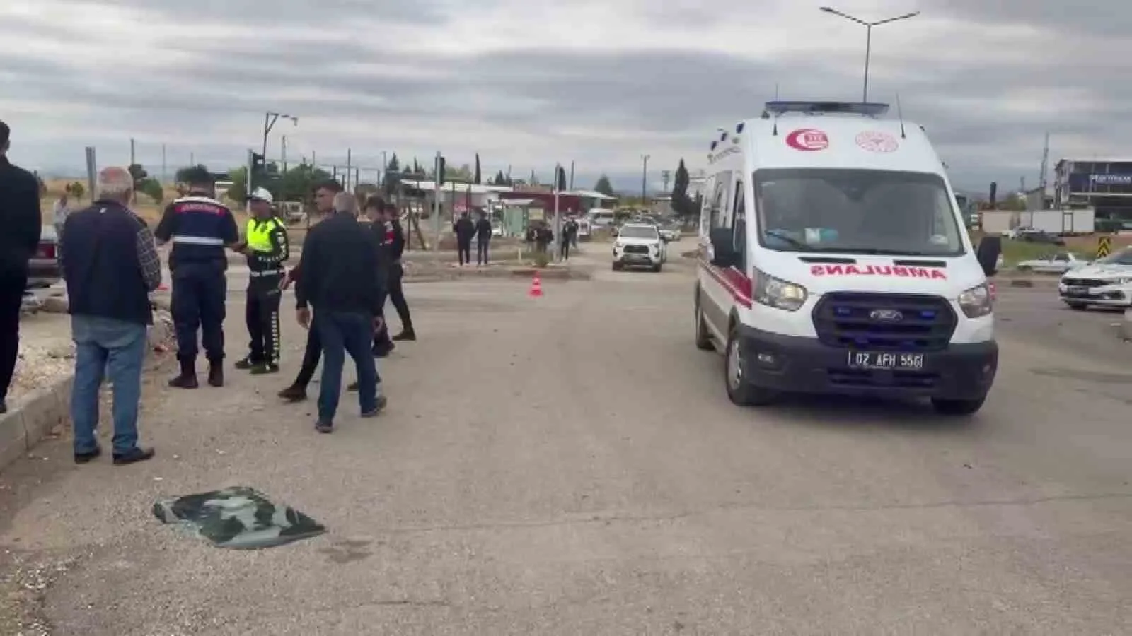 ADIYAMAN’IN KAHTA İLÇESİNDE İKİ OTOMOBİLİN KAFA KAFAYA ÇARPIŞMASI SONUCU MEYDANA GELEN KAZADA 5 KİŞİ YARALANDI.