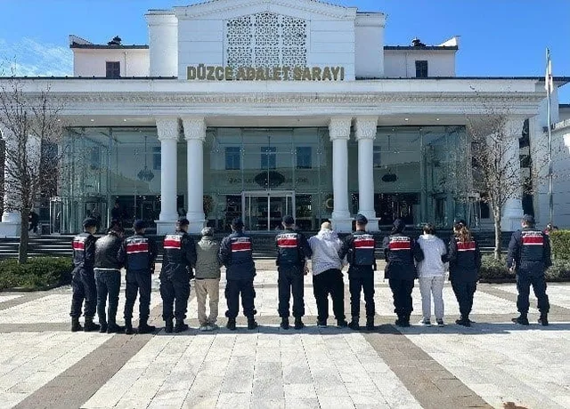 DÜZCE İL JANDARMA KOMUTANLIĞI, SOSYAL MEDYA PLATFORMLARINDA YAPAY ZEKÂ KULLANILARAK HAZIRLANAN “BORSA YATIRIM DANIŞMANLIĞI” REKLAMLARI ÜZERİNDEN YÜKSEK KAZANÇ VAADİYLE GERÇEKLEŞTİRİLDİĞİ BELİRTİLEN DOLANDIRICILIK OLAYLARINA YÖNELİK 5 İLDE EŞ ZAMANLI OPERASYON DÜZENLEDİ. HESAPLARINA TOPLAM 805 BİN TL AKTARILDIĞI TESPİT EDİLEN 9 ŞÜPHELİNİN TAMAMI TUTUKLANDI.