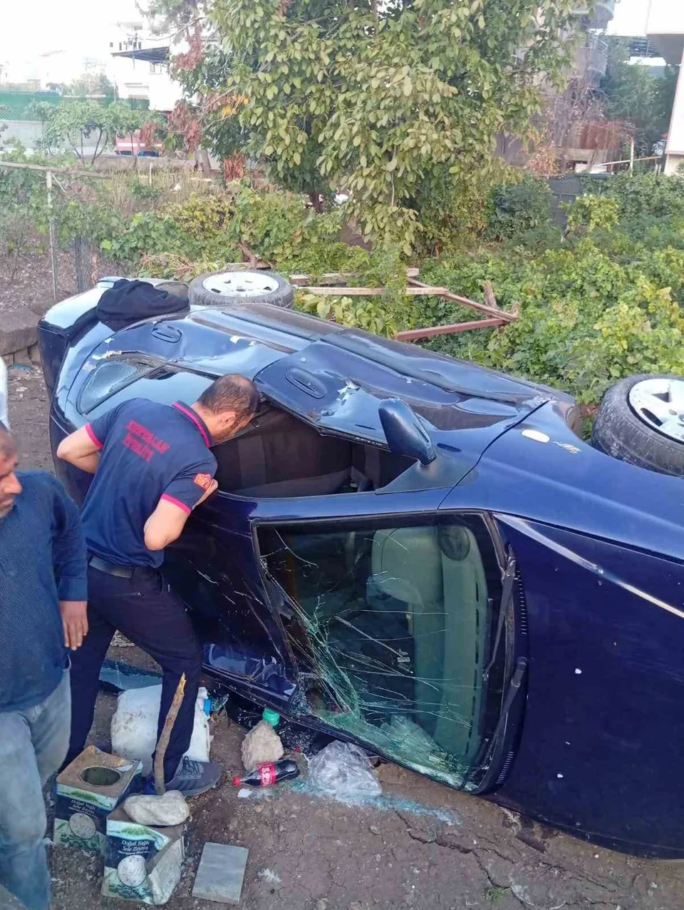 SİİRT’İN KURTALAN İLÇESİNDE EVİN BAHÇESİNE DÜŞEN OTOMOBİLDEKİ 4 KİŞİ YARALANDI.