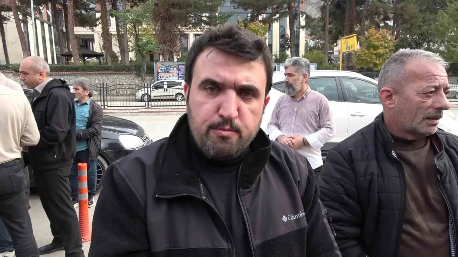 İKİZ KARDEŞİ MAHMUT ÇELEBİ, "DEPREMZEDE OLAN KARDEŞİME AMASYA ADLİYESİ KUCAK AÇMIŞTI. ALLAH ONLARDAN RAZI OLSUN" DEDİ. AĞABEYİ OKTAY ÇELEBİ DE, 6 ŞUBAT 2023’TE YAŞANAN DEPREM FELAKETİ SONRASI KARDEŞİNİN AMASYA’YI ÖZELLİKLE SEÇTİĞİNİ HATIRLATTI.
