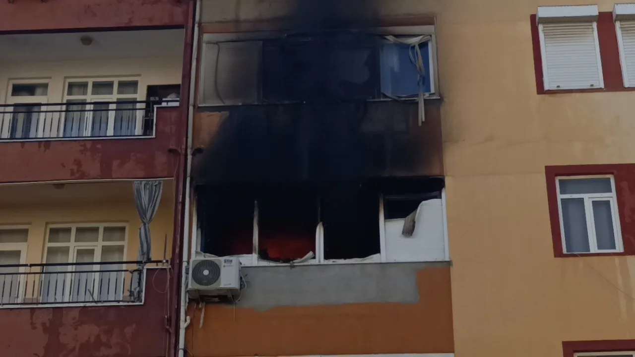 ANTALYA'NIN MANAVGAT İLÇESİNDE 5 KATLI BİNADA ÇIKAN YANGIN, KORKU DOLU ANLARIN YAŞANMASINA NEDEN OLDU.