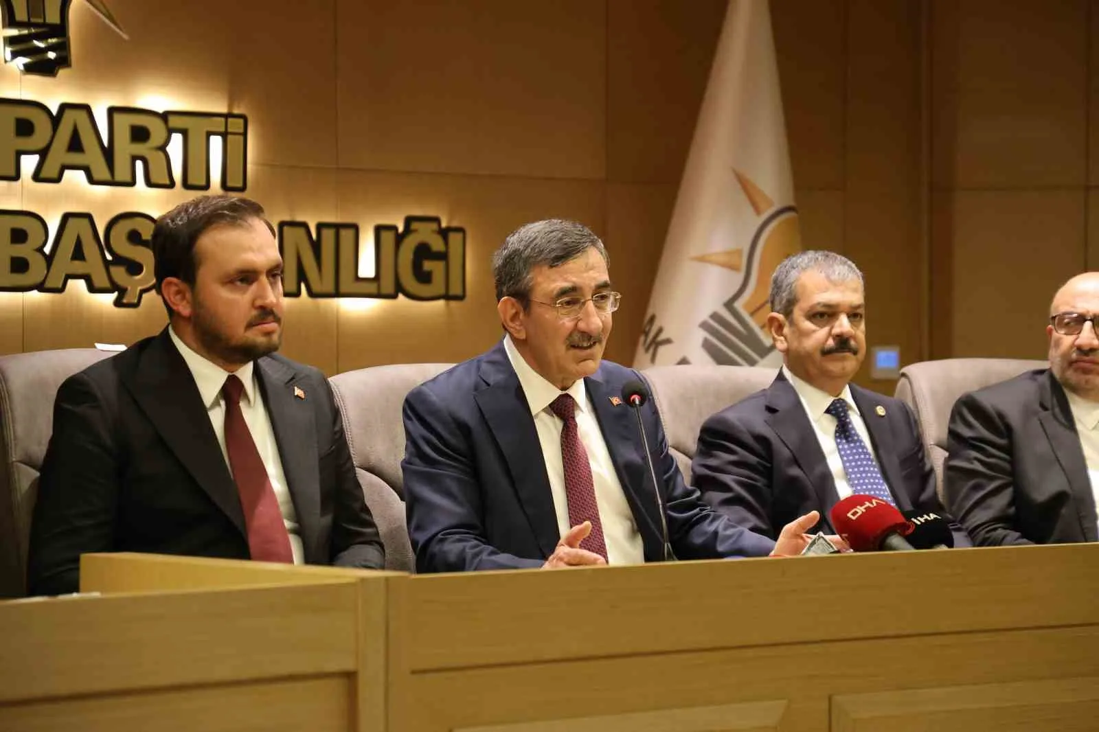 CUMHURBAŞKANI YARDIMCISI YILMAZ: “ NETANYAHU HÜKÜMETİNİN TÜRKİYE CUMHURİYETİ'NE LAF SÖYLEMESİNİN HİÇBİR KIYMETİHARBİYESİ YOKTUR"