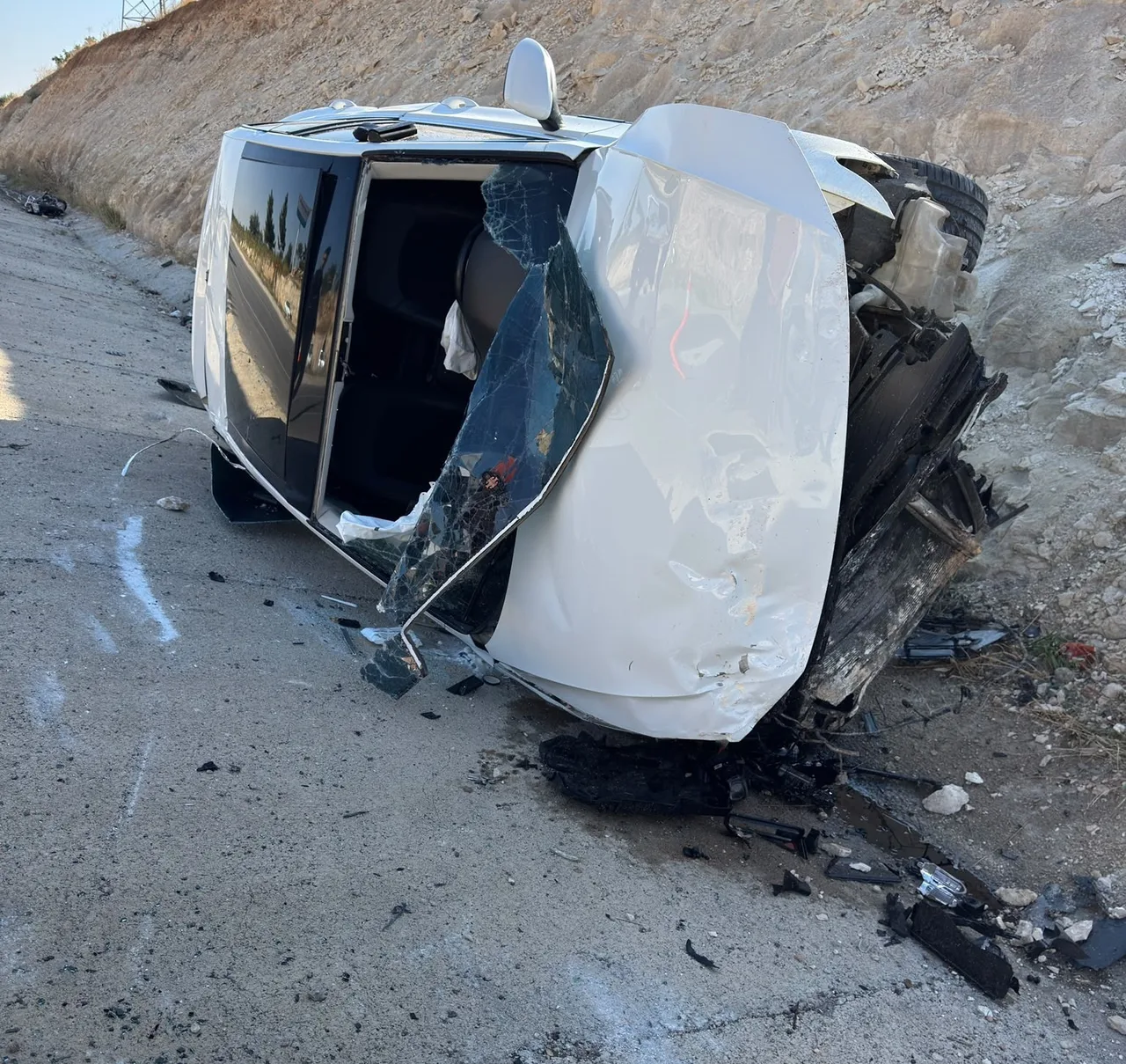 GAZİANTEP'İN NİZİP İLÇESİNDE KAVŞAKTA OTOMOBİL İLE ÇARPIŞAN MOTOSİKLETİN SÜRÜCÜSÜ OLAY YERİNDE HAYATINI KAYBETTİ.