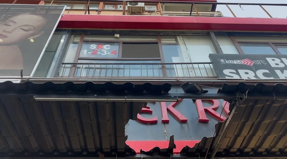 BURSA'NIN OSMANGAZİ İLÇESİNDE EĞİTİM KURSUNDA ÇALIŞAN KİŞİ, KORKULUK DEMİRİNİN KOPMASI SONUCU AŞAĞI DÜŞTÜ. KAFA ÜSTÜ YERE ÇAKILAN ŞAHIS HAYATINI KAYBEDERKEN, FECİ KAZA GÜVENLİK KAMERASINA YANSIDI.
