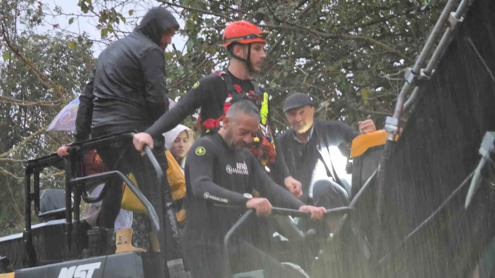 SAKARYA’DA ETKİLİ OLAN ŞİDDETLİ YAĞIŞ SEBEBİYLE KARAPÜRÇEK İLÇESİNDE BULUNAN KANLIÇAY DERESİ TAŞTI. BÖLGEDE MAHSUR KALAN 14’Ü ÇOCUK, 16’SI KADIN, 18’İ ERKEK TOPLAM 48 KİŞİ, AFAD EKİPLERİNCE KURTARILDI.