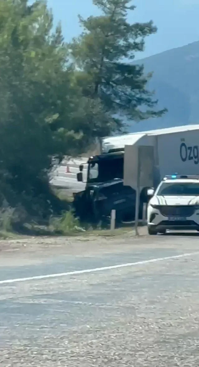 ANTALYA'NIN KUMLUCA İLÇESİNDE MEYDANA GELEN TRAFİK KAZASIN CİP İLE KAMYON KAFA KAFAYA ÇARPIŞTI. KAZADA ÇİN UYRUKLU BİR TURİST HAYATINI KAYBETTİ.