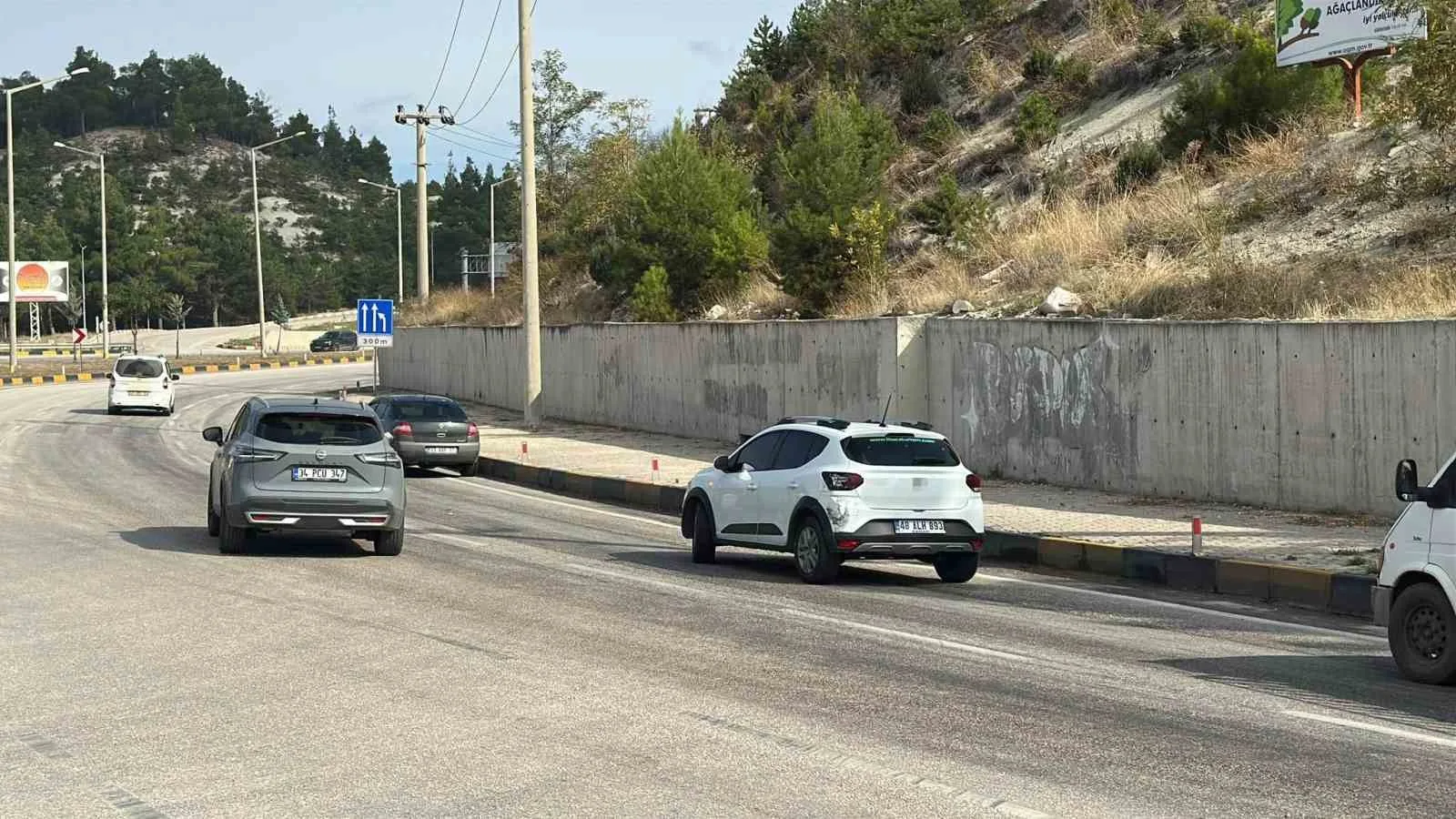 BURDUR'DA AMBULANSIN DA ARALARINDA BULUNDUĞU 4 ARACIN KARIŞTIĞI TRAFİK KAZASINDA 7 KİŞİ HAFİF YARALANDI
