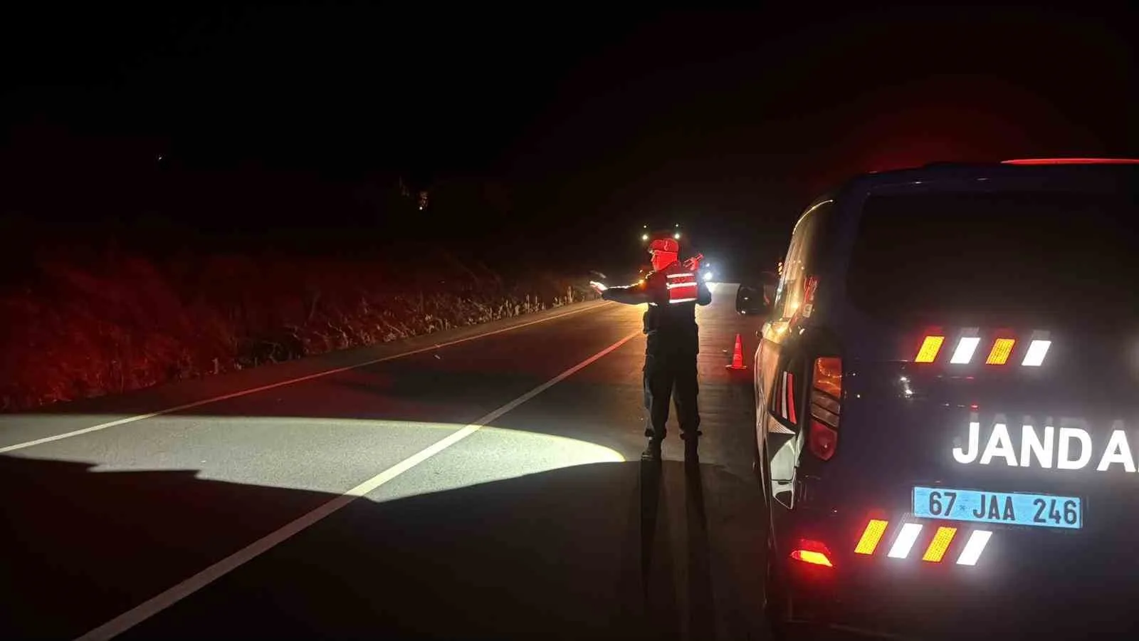 JANDARMA TRAFİK ÖNLEMİ ALIRKEN