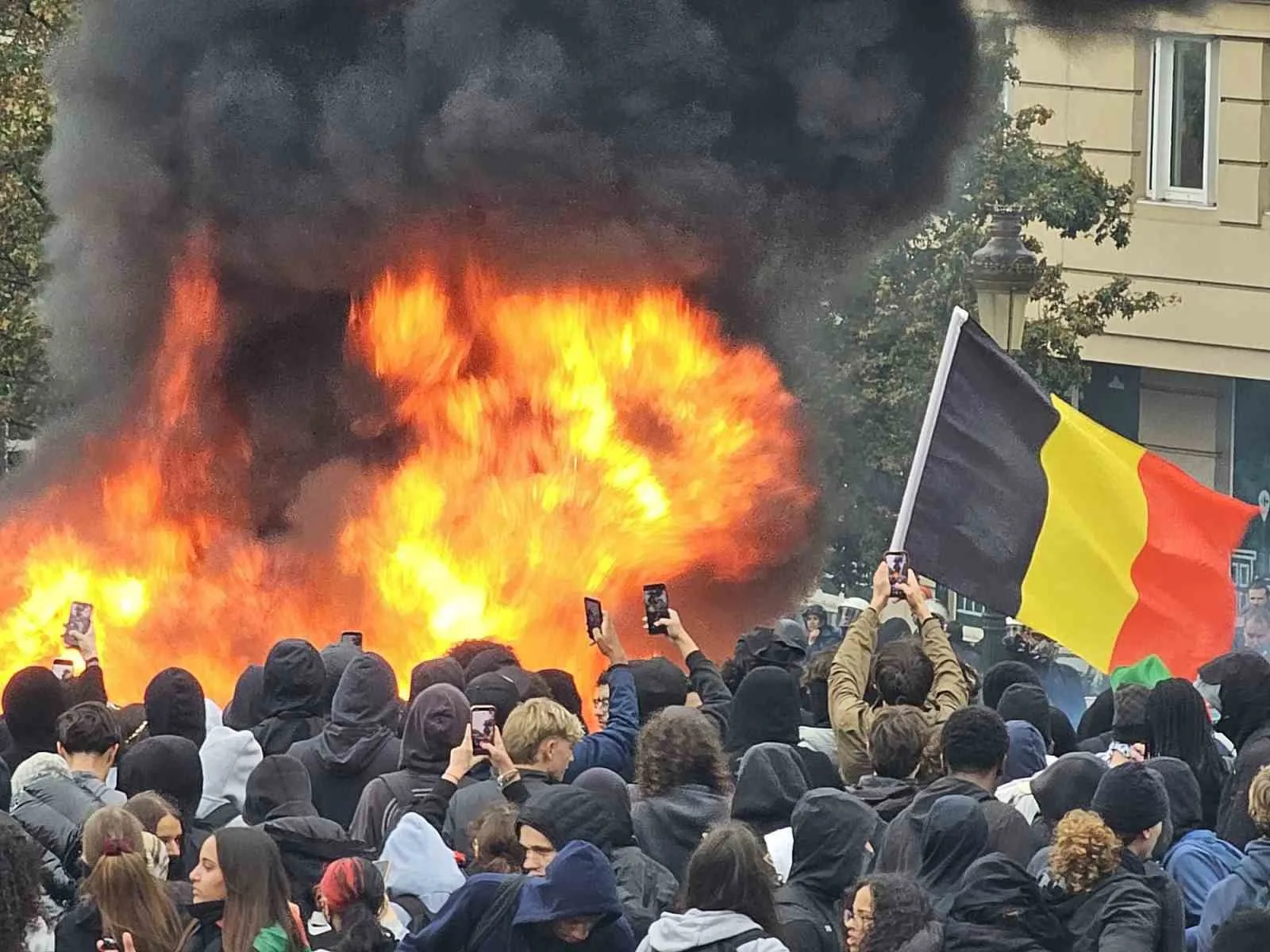 BELÇİKA'DA HÜKÜMETİN 2029 YILINA KADAR İHTİYACI OLAN 10 MİLYAR EUROYU BULMAK İÇİN HAZIRLADIĞI KEMER SIKMA POLİTİKALARI PROTESTO EDİLDİ. ÖĞRENCİ GRUPLARININ DA KATILDIĞI PROTESTOLARDA POLİS VE GÖSTERİCİLER ARASINDA YAŞANAN ARBEDE ŞEHRİ SAVAŞ ALANINA ÇEVİRDİ.