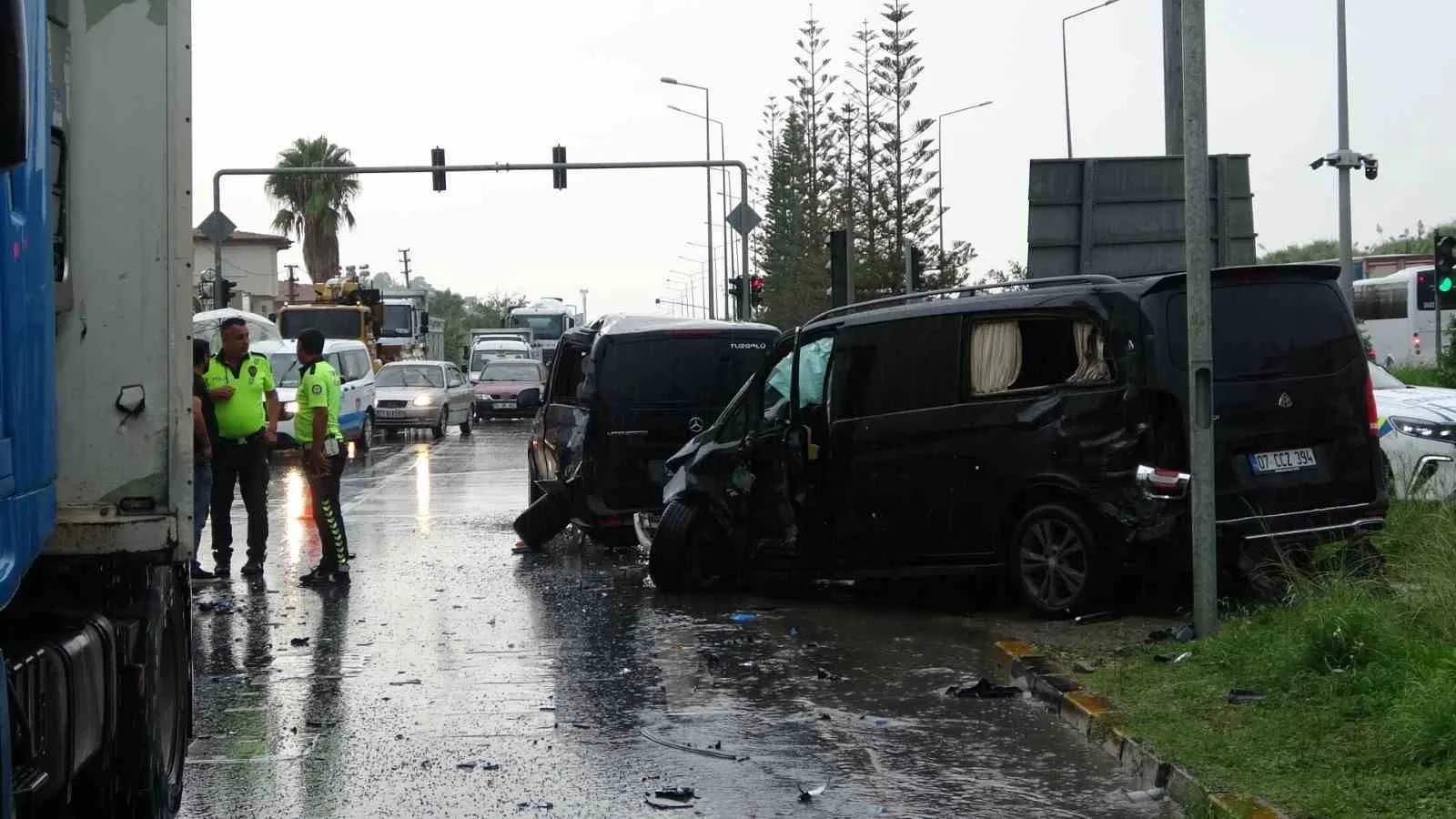 ANTALYA'NIN MANAVGAT İLÇESİNDE IŞIK İHLALİ SONUCU MEYDANA GELEN 3 ARAÇLI ZİNCİRLEME KAZADA 2’Sİ ALMAN TURİST OLMAK ÜZERE 3 KİŞİ YARALANDI.