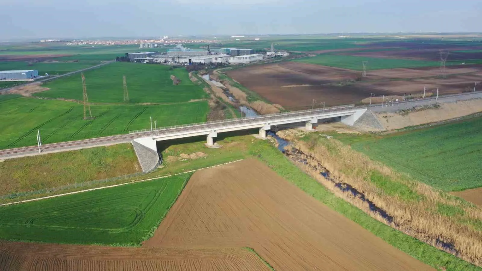 ULAŞTIRMA VE ALTYAPI BAKANI ABDULKADİR URALOĞLU, "HIZLI TREN AĞIMIZI ÇERKEZKÖY’DEN KAPIKULE’YE, AVRUPA SINIRINA KADAR ULAŞTIRIYORUZ" DEDİ.