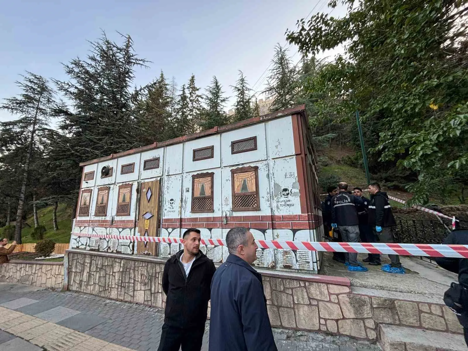 ANKARA’NIN KEÇİÖREN İLÇESİNDE, ELEKTRİK TRAFOSUNA GİREN ZİHİNSEL ENGELLİ BİR ŞAHIS, YANARAK HAYATINI KAYBETTİ.