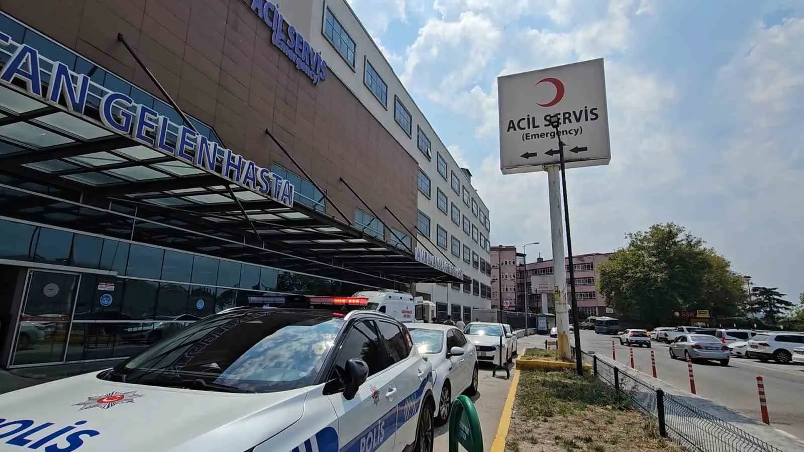 ZONGULDAK'IN KİLİMLİ İLÇESİNDE BİR EVİN ÇATISINA KİREMİT TAŞINIRKEN HALATI KOPAN YÜK ASANSÖRÜ 3. KATTAN YERE DÜŞTÜ. KAZADA EV SAHİBİ İLE BİRLİKTE ASANSÖRDE BULUNAN 2 İŞÇİ YARALANDI. YARALILARDAN BİRİNİN HAYATİ TEHLİKESİNİN BULUNDUĞU ÖĞRENİLDİ.