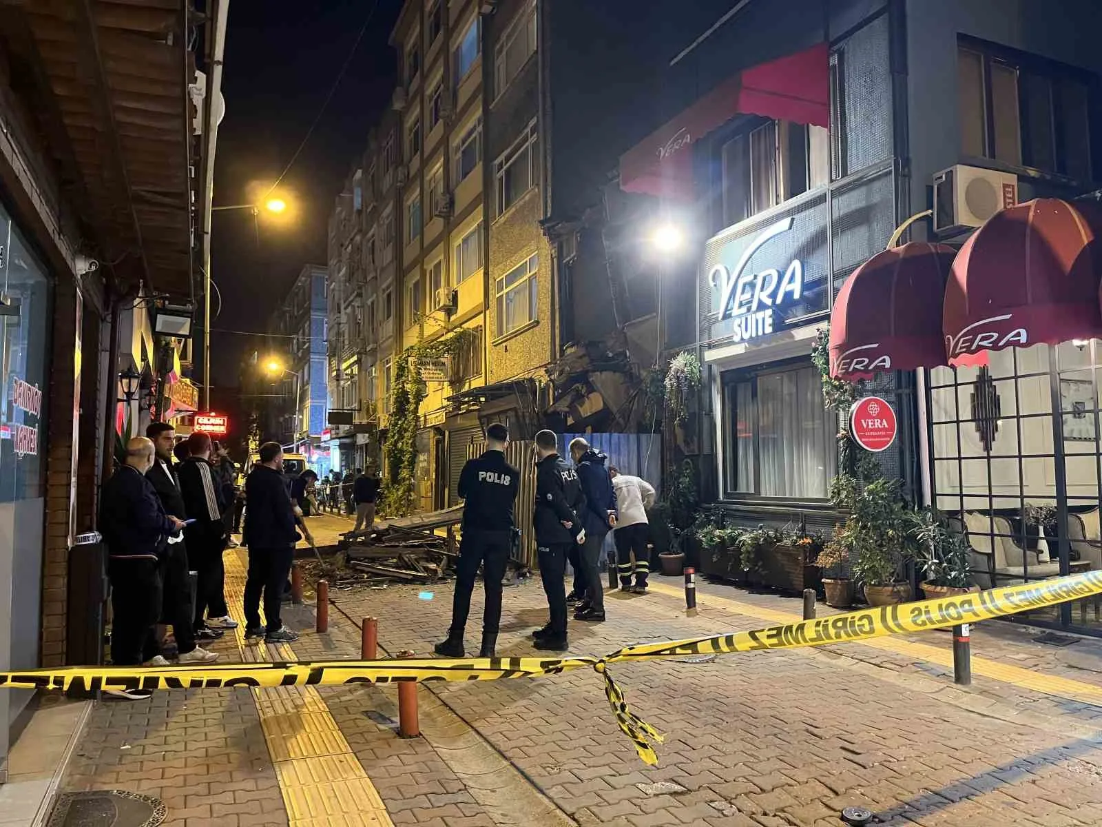 BAKIRKÖY’DE METRUK BİNANIN ÜST KATI SOKAĞA DOĞRU YIKILDI. BİNADAKİ KISMİ ÇÖKME ANI CEP TELEFONU KAMERASINA YANSIDI.