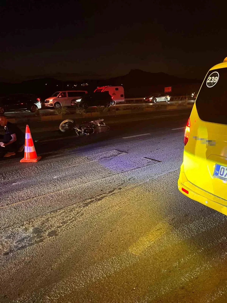ANTALYA’NIN MANAVGAT İLÇESİNDE D-400 KARAYOLU’NDA OTOMOBİL İLE MOTOSİKLETİN ÇARPIŞMASI SONUCU MEYDANA GELEN KAZADA, MOTOSİKLETTE BULUNAN AFGANİSTAN UYRUKLU SERA İŞÇİLERİNDEN BİRİ HAYATINI KAYBETTİ, DİĞERİ AĞIR YARALANDI.