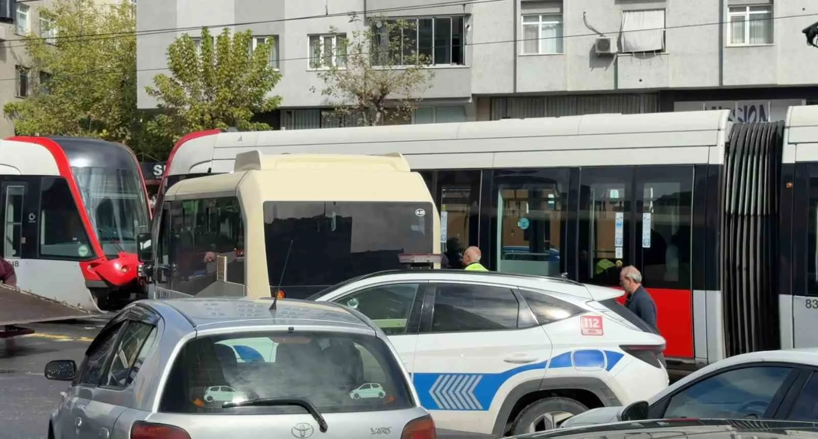 İSTANBUL GÜNGÖREN’DE TERS YÖNDEN DÖNÜŞ YAPAN TİCARİ MİNİBÜSE TRAMVAY ÇARPTI. DÖRT KİŞİNİN YARALANDIĞI KAZANIN ANI, BİR İŞ YERİNİN GÜVENLİK KAMERASINA YANSIDI.
