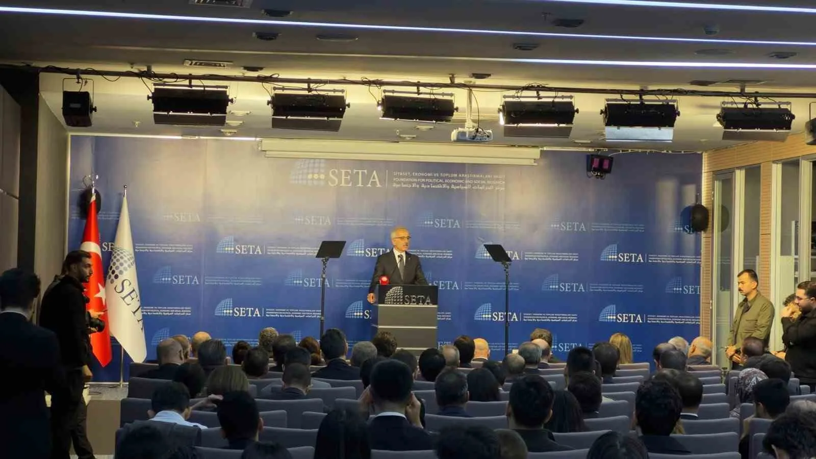 ULAŞTIRMA VE ALTYAPI BAKANI ABDULKADİR URALOĞLU, KALKINMA YOLU PROJESİ’NE İLİŞKİN, "ÜLKEMİZ AÇISINDAN PROJENİN 10 YILLIK PERİYOTTA EKONOMİMİZE YAKLAŞIK 55 MİLYAR DOLARLIK KATKI SAĞLAMASINI VE ÜRETİM İLE LOJİSTİK MERKEZLERİNİN KONUMLANDIRILMASIYLA HER YIL ORTALAMA 70 BİN VATANDAŞIMIZA İSTİHDAM İMKANI OLUŞTURMASINI ÖNGÖRÜYORUZ" DEDİ.