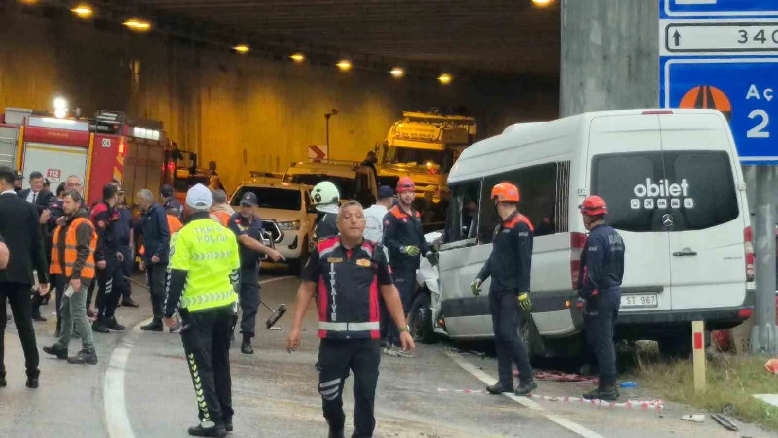 BARTIN-KARABÜK KARA YOLUNUN YENİHAN MEVKİSİNDE TIR İLE YOLCU MİNİBÜSÜNÜN ÇARPIŞMASI SONUCU MEYDANA GELEN TRAFİK KAZASINDA MİNİBÜS SÜRÜCÜSÜ HAYATINI KAYBETTİ, 11 KİŞİ YARALANDI.