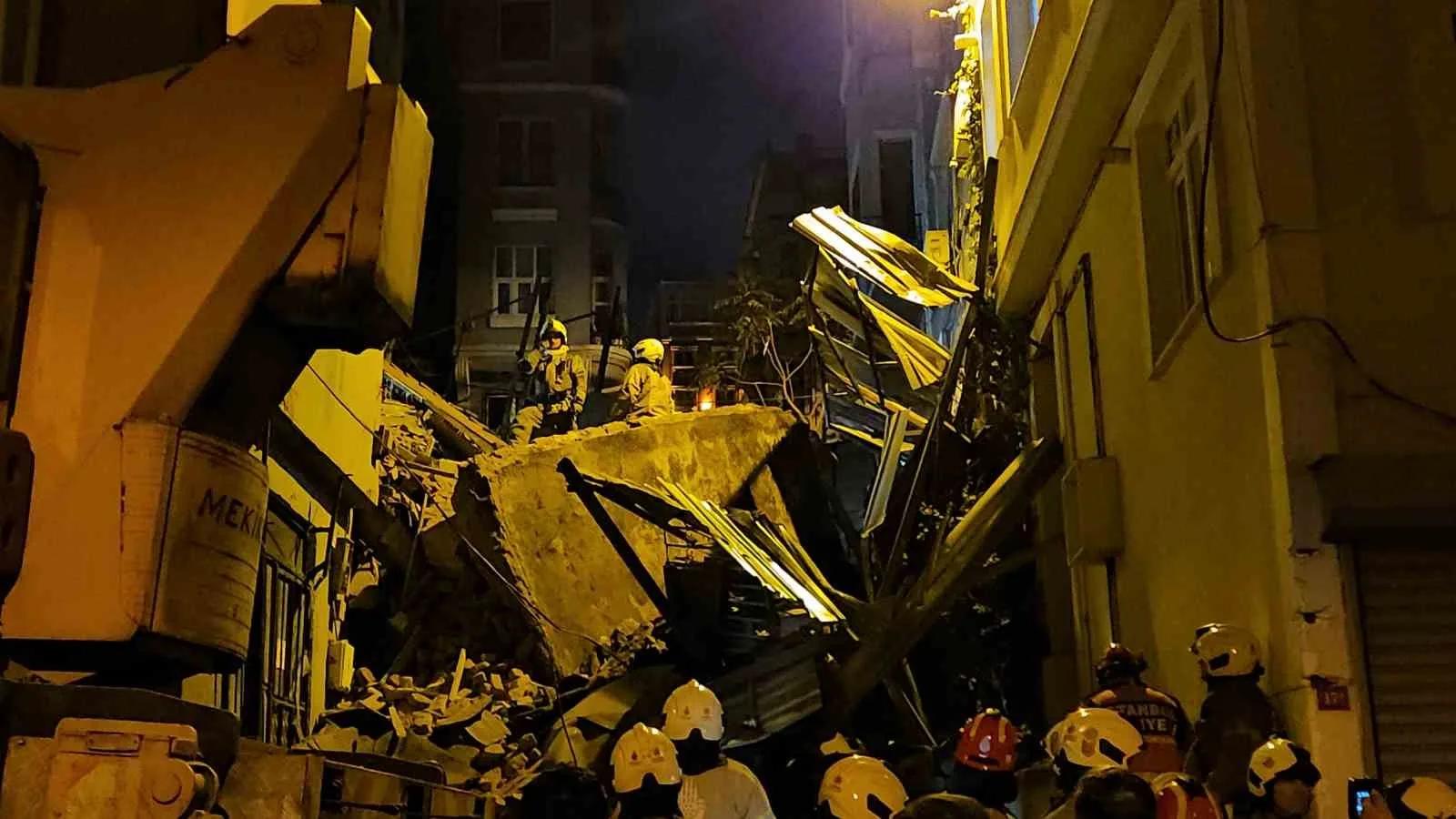 BEYOĞLU'NDA 5 KATLI BİNA ÇÖKTÜ: ARAMA ÇALIŞMALARI DEVAM EDİYOR