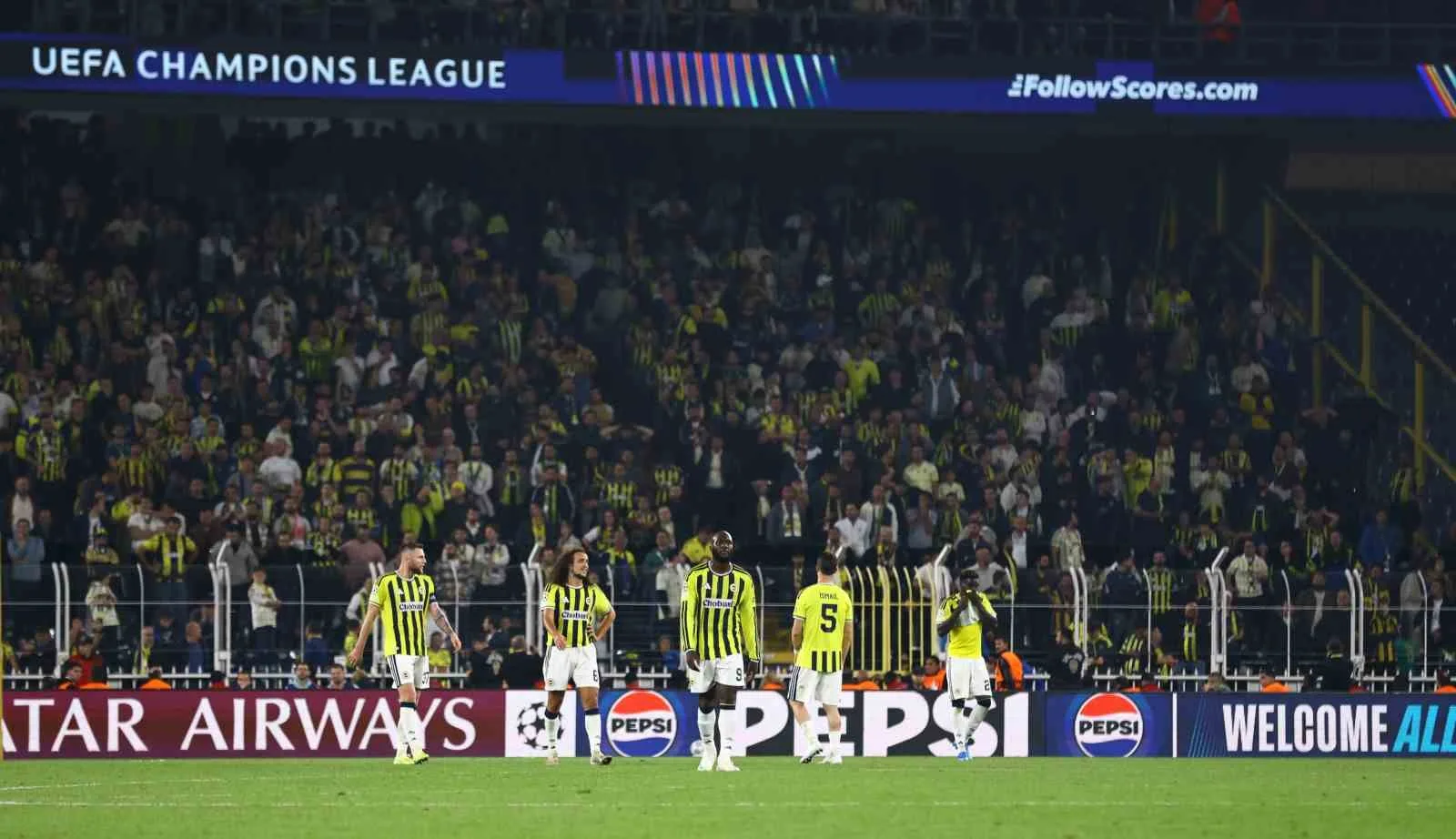UEFA ŞAMPİYONLAR LİGİ’NDE SLAVİA PRAG’I KONUK EDEN FENERBAHÇE, İKİ FARKLA ÖNE GEÇTİĞİ MÜCADELEDEN 2-2'LİK BERABERLİKLE AYRILDI. KANARYA, DEVLER LİGİ’NDE 3. MAÇINDA 2. BERABERLİĞİNİ ALDI.