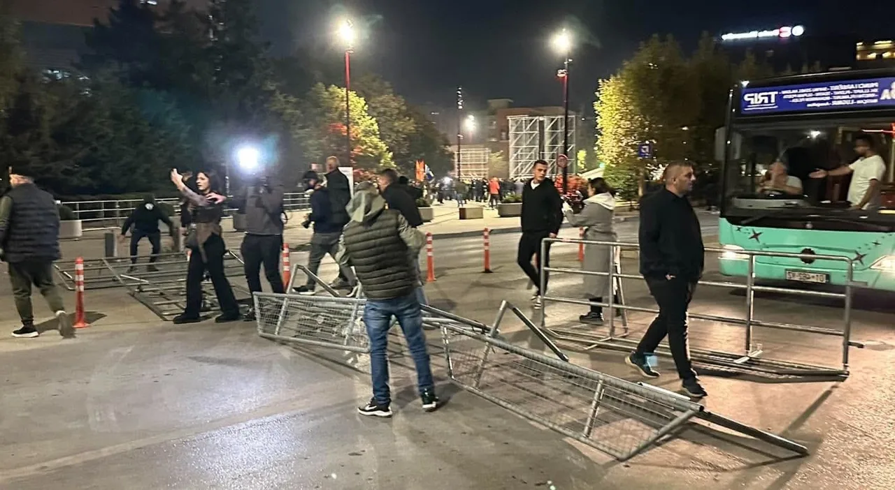 KOSOVA’DA PROTESTOCULAR İLE POLİS KARŞI KARŞIYA GELDİ