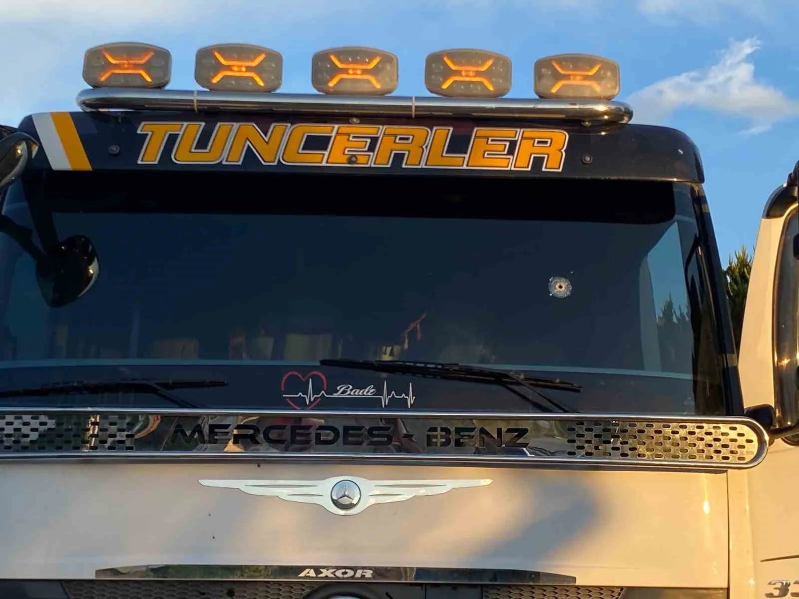 ANTALYA’NIN GAZİPAŞA İLÇESİNDE SEYİR HALİNDEKİ KAMYONA KİMLİĞİ BELİRSİZ KİŞİ VEYA KİŞİLER TARAFINDAN SİLAHLI SALDIRI DÜZENLENDİ. KAMYONA 5 EL ATEŞ EDİLDİĞİ OLAYDA SÜRÜCÜ MUSTAFA T. YARALANDI.