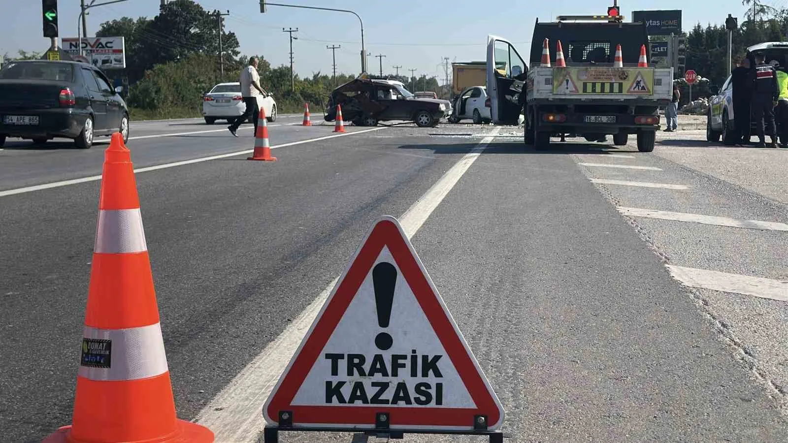 SAKARYA D-100 KARAYOLU ÜZERİ ÇAYKIŞLA SAPAĞINDA İKİ ARACIN ÇARPIŞMASI NETİCESİNDE 3 KİŞİ YARALANDI