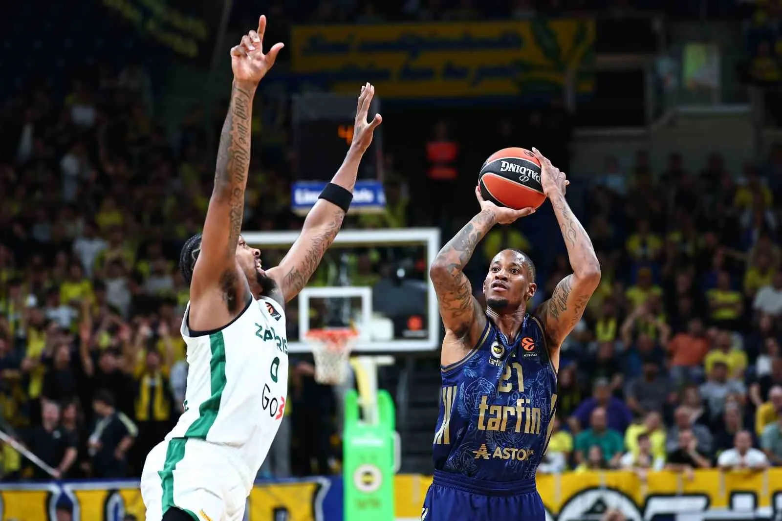 EUROLEAGUE'İN 5. HAFTASINDA FENERBAHÇE, KONUK ETTİĞİ LİTVANYA EKİBİ ZALGİRİS KAUNAS'I 99-80'LİK SKORLA MAĞLUP ETTİ. SARI-LACİVERTLİLER, LİGDE 4. GALİBİYETİNİ ELDE ETTİ.
