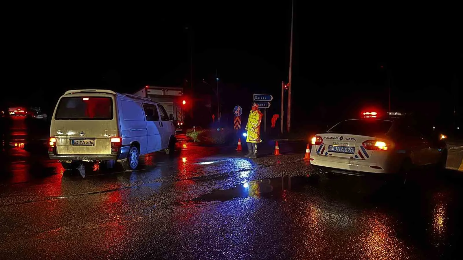 ADAPAZARI KARASU YOLU ÜZERİ LİMANDERE KAVŞAĞINDA JANDARMA EKİPLERİNCE YOL ULAŞIMA KAPATILDI
