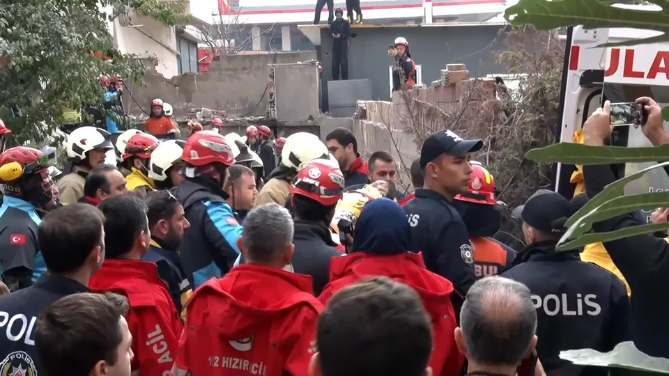 ŞU ANA KADAR ENKAZDAN 5 VATANDAŞ SAĞ OLARAK ÇIKARILDI