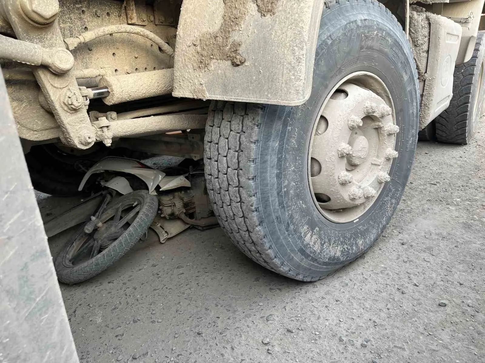 HATAY’DA HAFRİYAT KAMYONUNUN ALTINDA KALAN 48 YAŞINDAKİ MOTOSİKLET SÜRÜCÜSÜ ADİL DEVAOĞLU ÖLDÜ. KAZA SONRASI KAMYONUN ALTINDA KALAN MOTOSİKLETİ GÖRMEK İSTEYEN MERAKLI VATANDAŞLARSA DİKKAT ÇEKTİ.