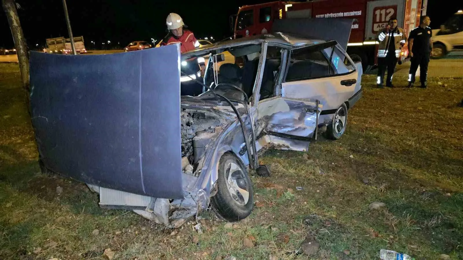 HATAY’DA 2 OTOMOBİLİN ÇARPIŞMASIYLA YAŞANAN KAZADA 4 KİŞİ YARALANDI. KAZADA ÇARPIŞMANIN ETKİSİYLE TOFAŞ’IN HURDAYA DÖNMESİYSE DİKKAT ÇEKTİ.