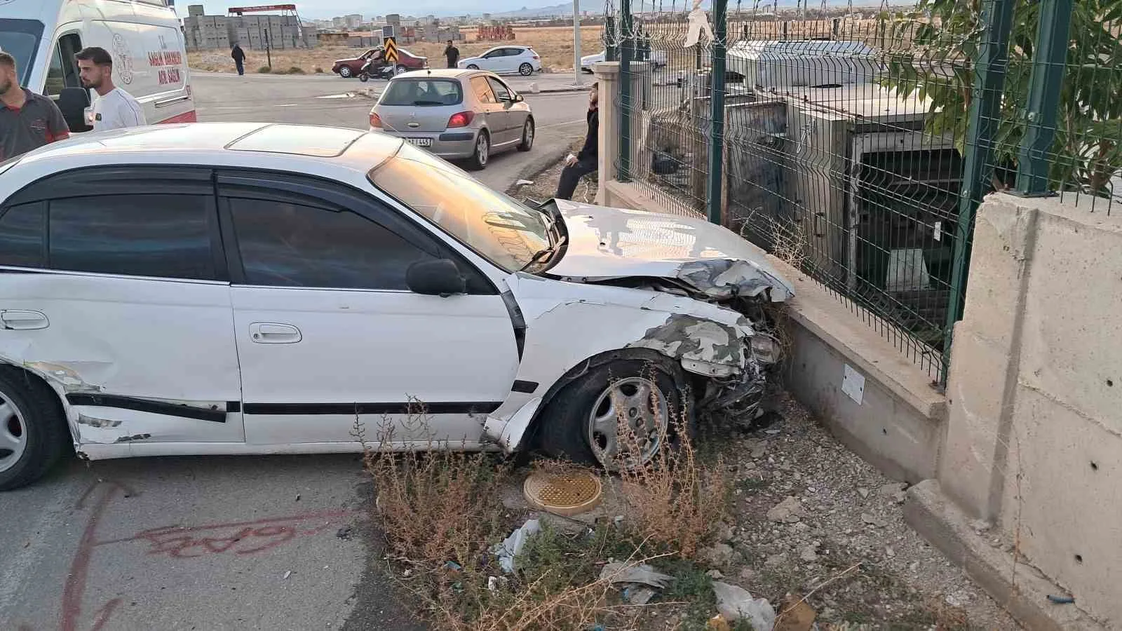 KARAMAN’DA İKİ OTOMOBİLİN KAVŞAKTA ÇARPIŞMASI SONUCU MEYDANA GELEN TRAFİK KAZASINDA 3 KİŞİ YARALANDI.