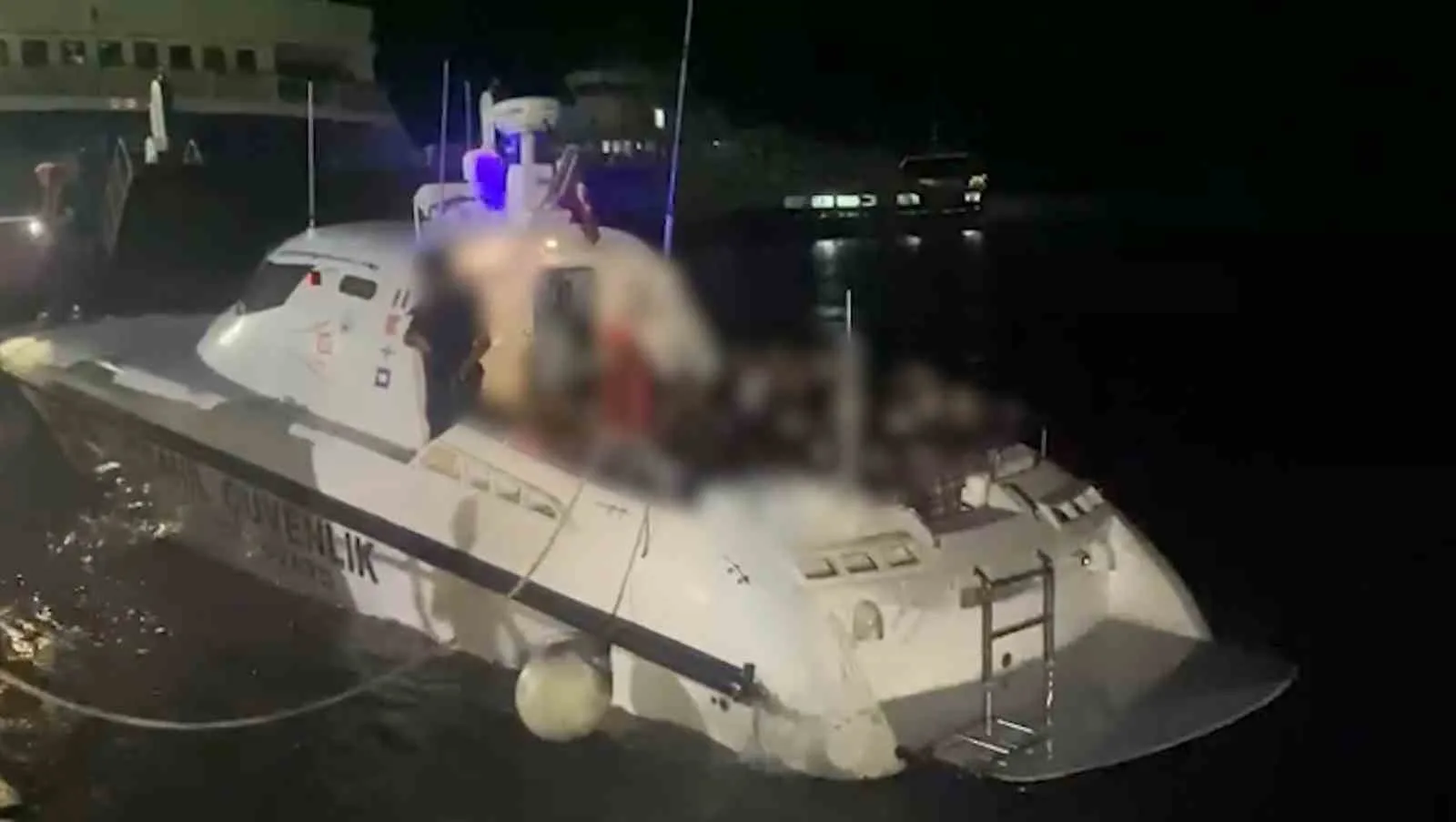 ÇANAKKALE’DE POLİS VE SAHİL GÜVENLİĞİN 2 AYLIK TEKNİK TAKİP SONUCU YUNANİSTAN’A GÖÇMEN KAÇAKÇILIĞI ORGANİZE EDEN SUÇ ÖRGÜTÜNE ÇANAKKALE MERKEZLİ İSTANBUL, İZMİR VE EDİRNE’DE EŞ ZAMANLI OPERASYONLARLA ÇÖKERTİLDİ. OPERASYONLARDA ORGANİZATÖRLÜK YAPTIĞI TESPİT EDİLEN 20 ŞÜPHELİDEN 15’İ TUTUKLANDI.