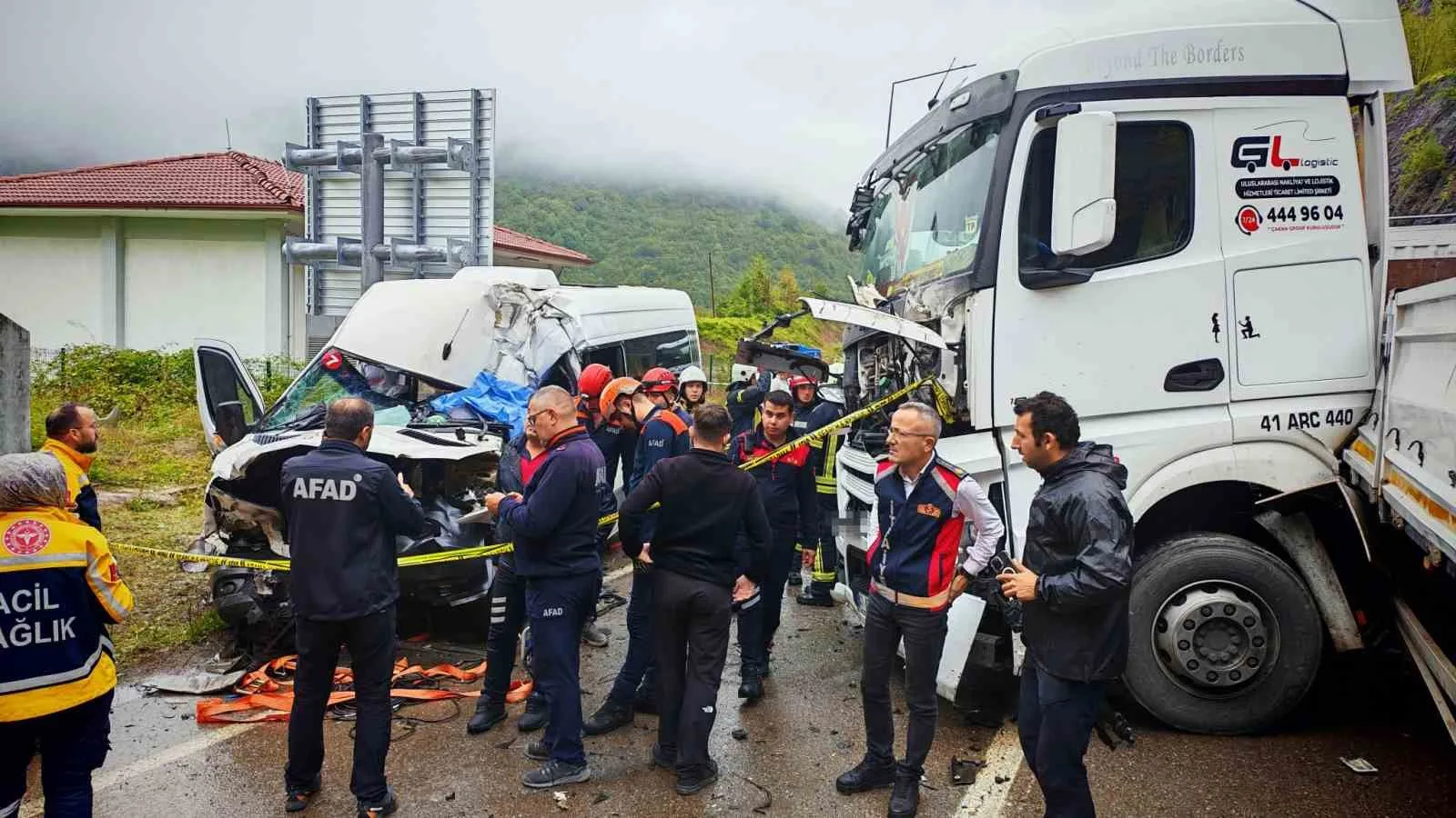 BARTIN-KARABÜK KARA YOLUNUN YENİHAN MEVKİSİNDE TIR İLE YOLCU MİNİBÜSÜNÜN ÇARPIŞMASI SONUCU MEYDANA GELEN TRAFİK KAZASINDA MİNİBÜS SÜRÜCÜSÜ HAYATINI KAYBETTİ, 11 KİŞİ YARALANDI.