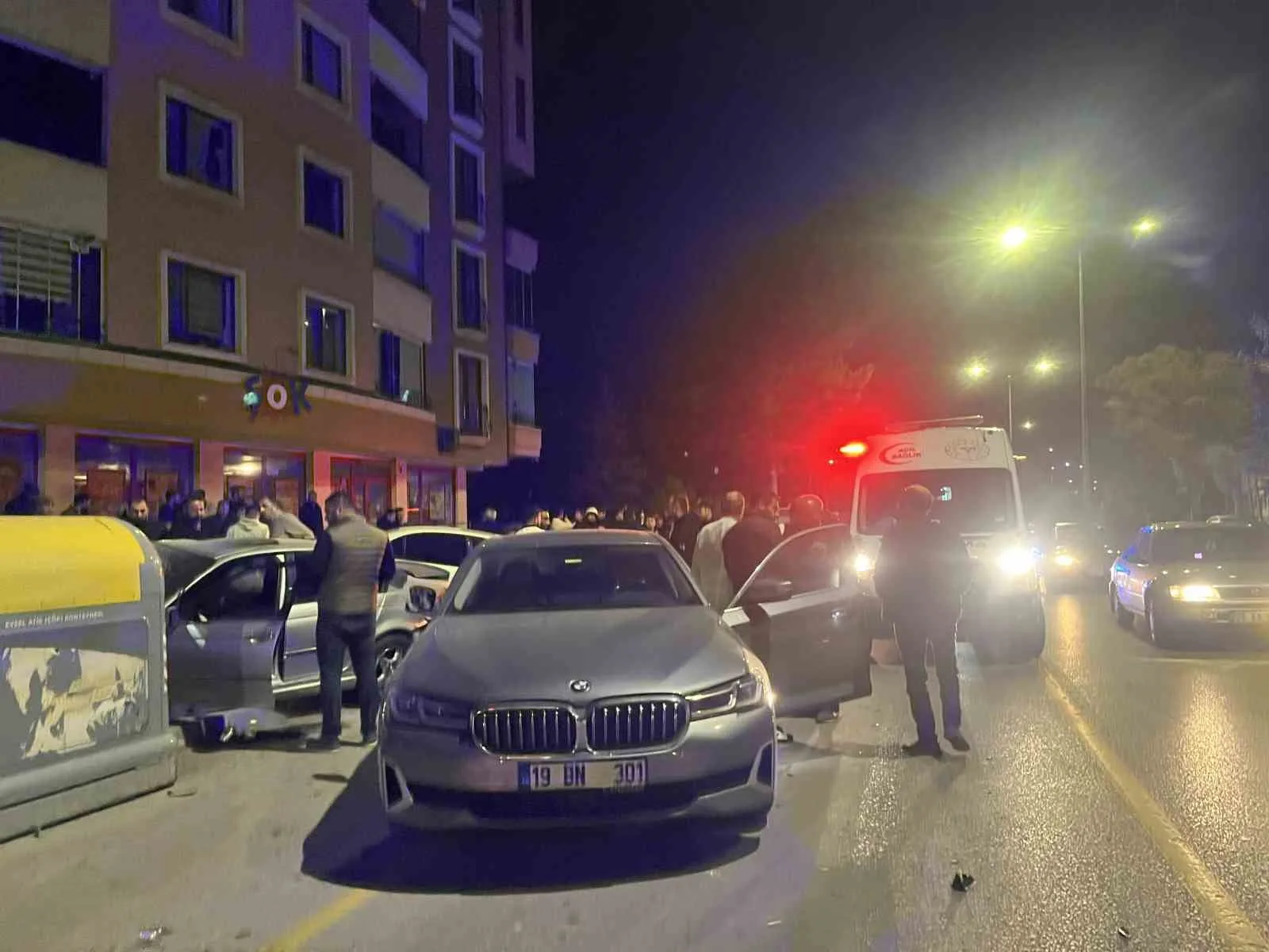 ÇORUM'DA İKİ OTOMOBİLİN ÇARPIŞMASI SONUCU ARAÇLARDA MADDİ HASAR OLUŞTU