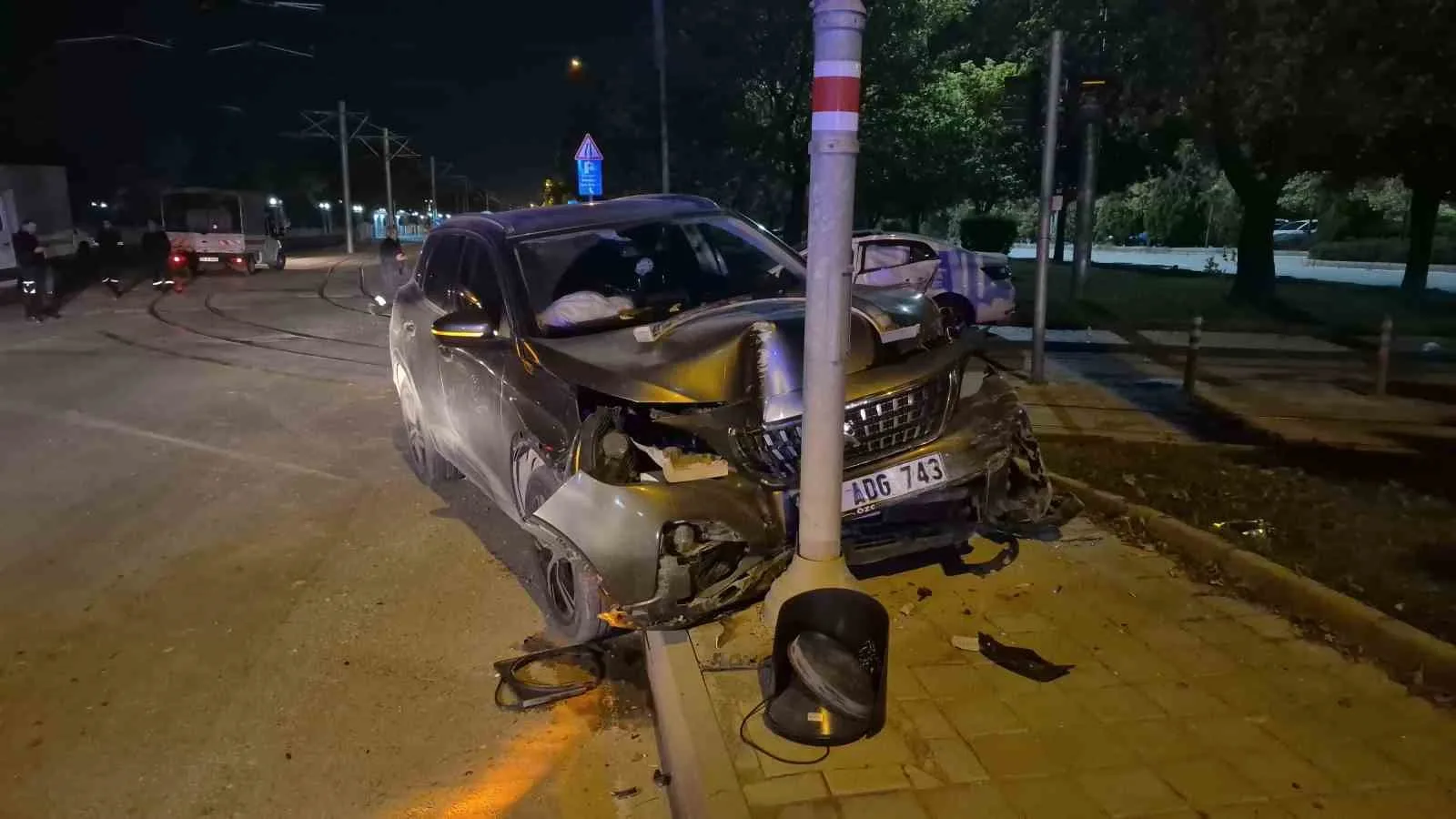 ESKİŞEHİR'DE 2 ARACIN KAVŞAKTA ÇARPIŞTIĞI TRAFİK KAZASI SONUCU 3 KİŞİ YARALANDI. KAZANIN ARDINDAN AMBULANSA BİNMEK İSTEMEYEN BİR YARALI, POLİS VE SAĞLIK EKİPLERİNE ZOR ANLAR YAŞATTI.