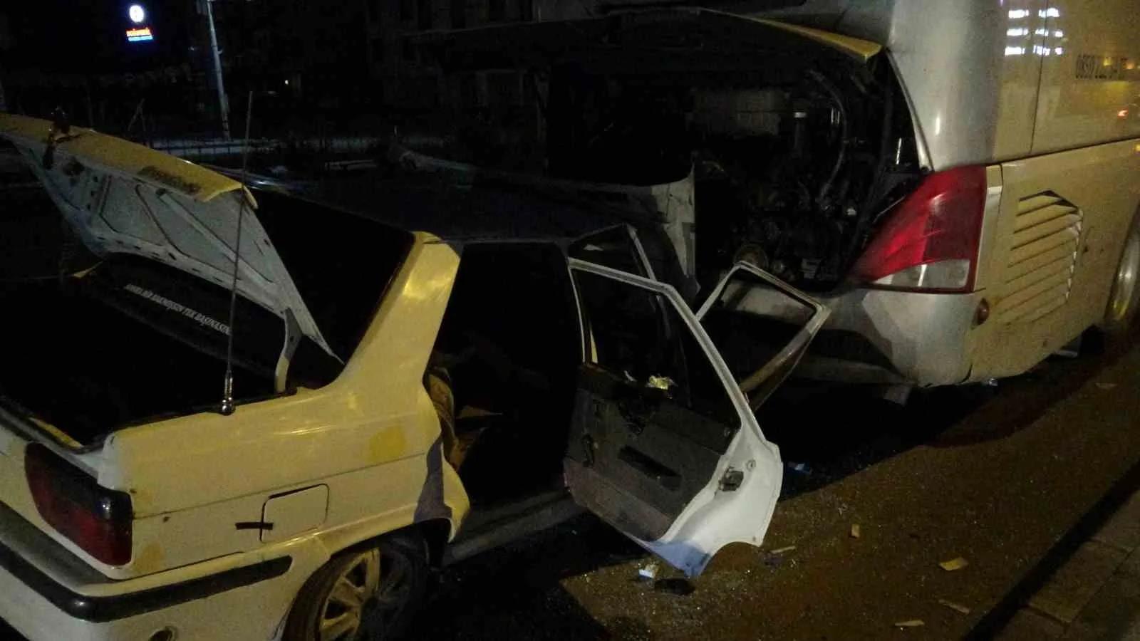 MALATYA’DA OTOBÜSE ÇARPIP ALTINA GİREN OTOMOBİLDEKİ 3 KİŞİ YARALANDI