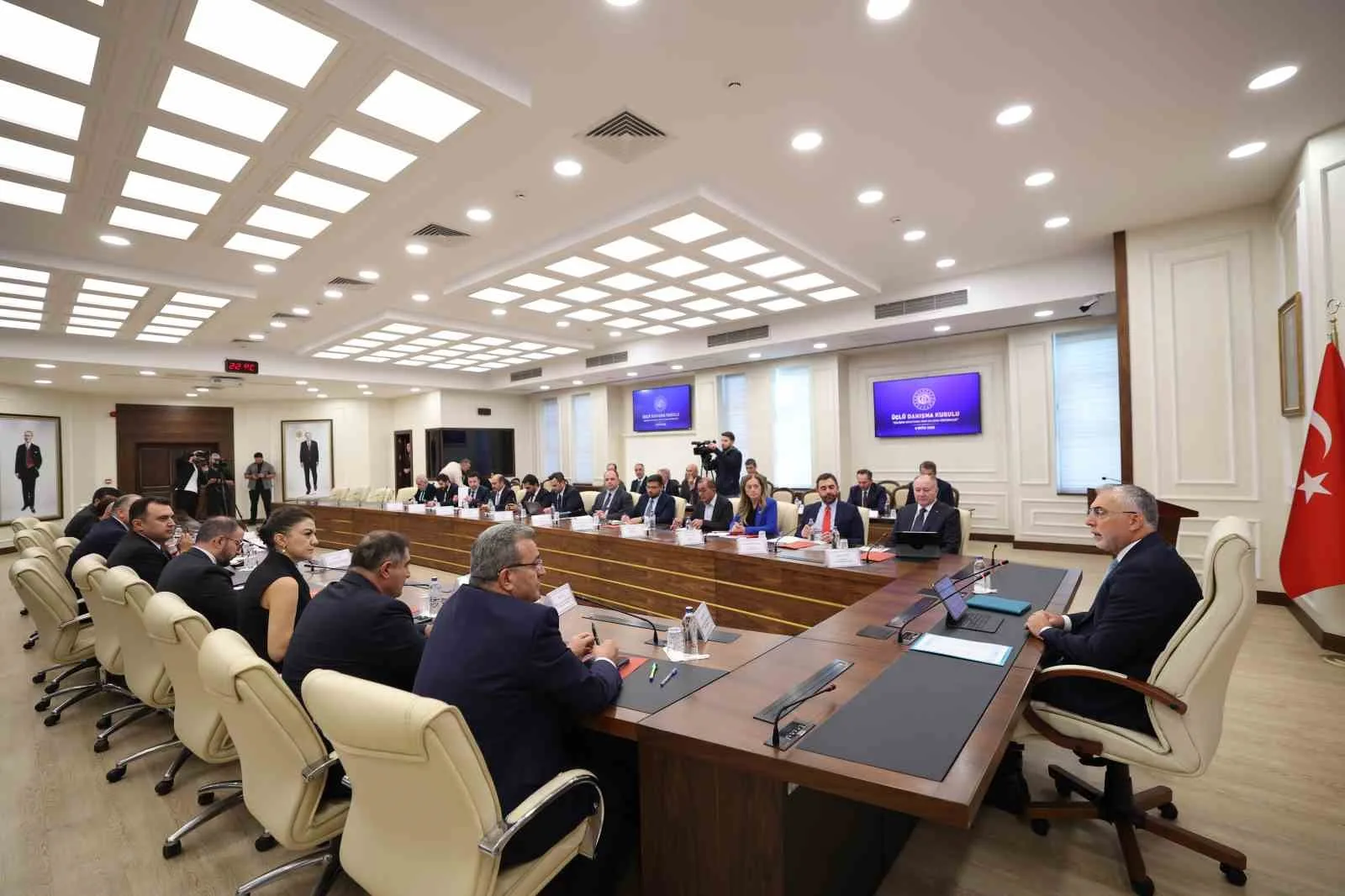 ÇALIŞMA VE SOSYAL GÜVENLİK BAKANI VEDAT IŞIKHAN, "İŞSİZLİK ORANIMIZ YAKLAŞIK 40 AYDIR TEK HANELİ SEVİYELERDE SEYREDİYOR VE SON AÇIKLANAN AĞUSTOS VERİSİNDE DE YÜZDE 7,8’E GERİLEMİŞ DURUMDA" DEDİ.