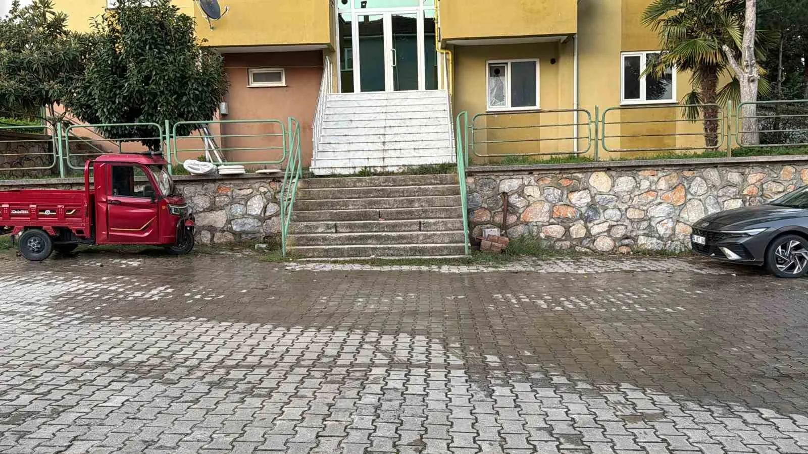 SAKARYA'NIN ADAPAZARI İLÇESİNDE, TAŞINDIĞI EVDE KALAN SON EŞYALARINI ALMAYA GELEN 35 YAŞINDAKİ ADAM, DAHA ÖNCEDEN HUSUMETLİ OLDUĞU ALT KAT KOMŞUSU TARAFINDAN SİLAHLA VURULARAK ÖLDÜRÜLDÜ.