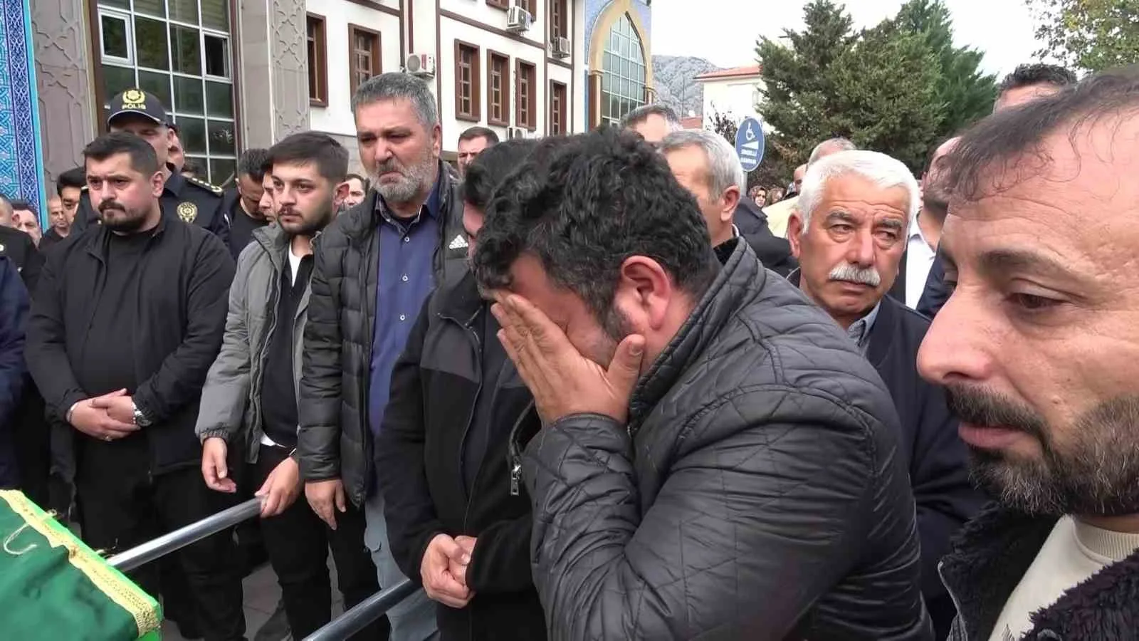 CENAZESİ, SANTRAL OPERATÖRÜ OLARAK GÖREV YAPTIĞI AMASYA ADLİYESİ ÖNÜNDE DÜZENLENEN TÖRENDE HELALLİK ALINMASININ ARDINDAN DEFNEDİLMEK ÜZERE MEMLEKETİ MALATYA’YA UĞURLANDI.