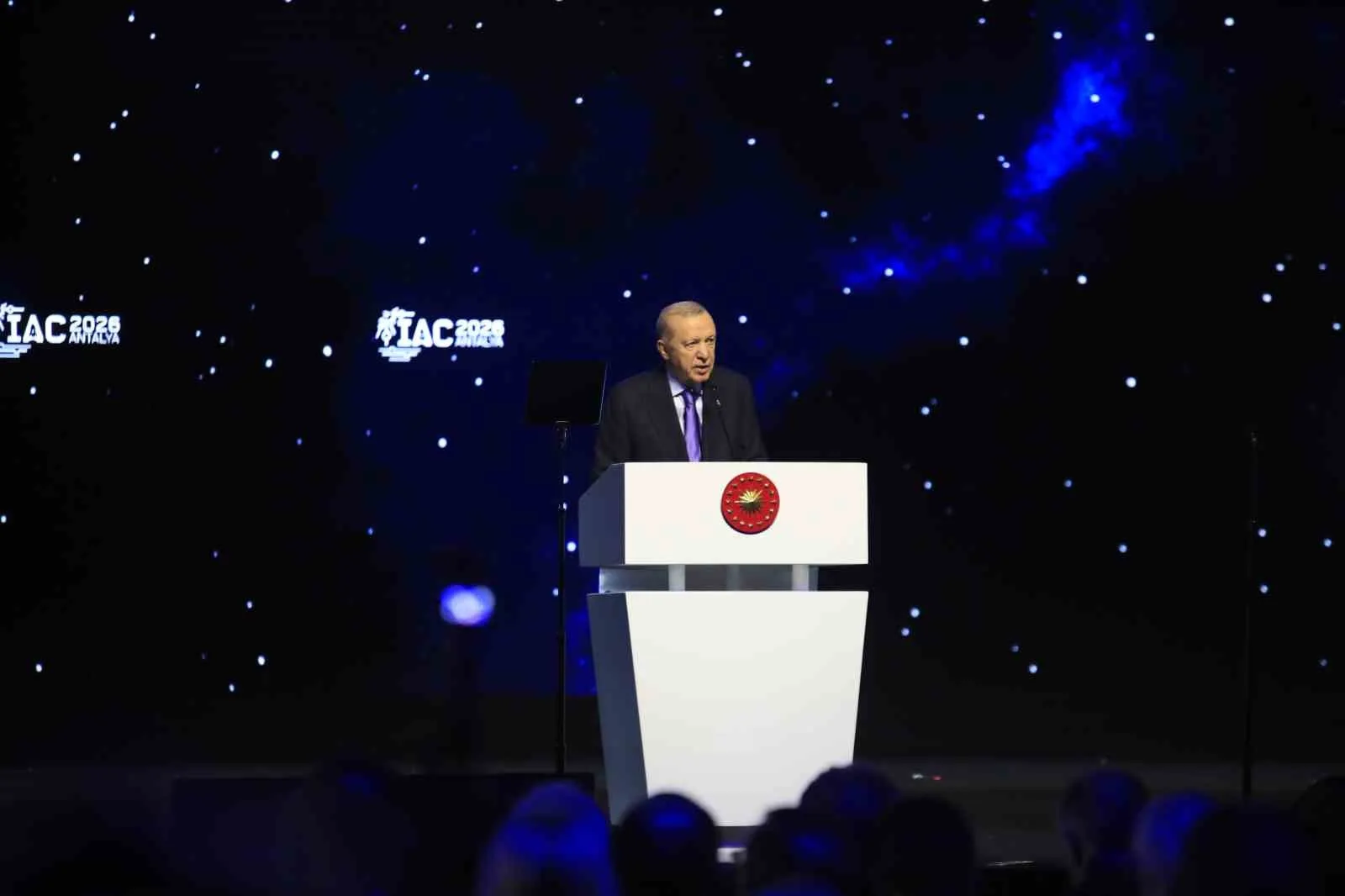 CUMHURBAŞKANI RECEP TAYYİP ERDOĞAN, ANTALYA'DA DÜZENLENEN 77. ULUSLARARASI UZAY KONGRESİ'NİN RESMİ AÇILIŞ TÖRENİNDE, SOMALİ'DE UZAY LİMANININ İNŞA ÇALIŞMALARINI BAŞLATTIKLARINI AÇIKLADI. AY UZAY ARACININ ÜRETİM, MONTAJ VE ENTEGRASYONUNUN TAMAMLANDIĞINI DA BELİRTEN ERDOĞAN, UZAYIN SİLAHLANMA YARIŞININ BİR ARACI HALİNE GETİRİLMESİNİ ELEŞTİREREK, "UZAY, ÖNDEN GİDENİN EL KOYDUĞU BİR GANİMET DEĞİLDİR. ÖZELLİKLE UZAYI SİLAHLANDIRMAK VE BURAYI SİLAHLANMA YARIŞININ ARACI HALİNE GETİRMEK FEVKALADE YANLIŞTIR" DEDİ.