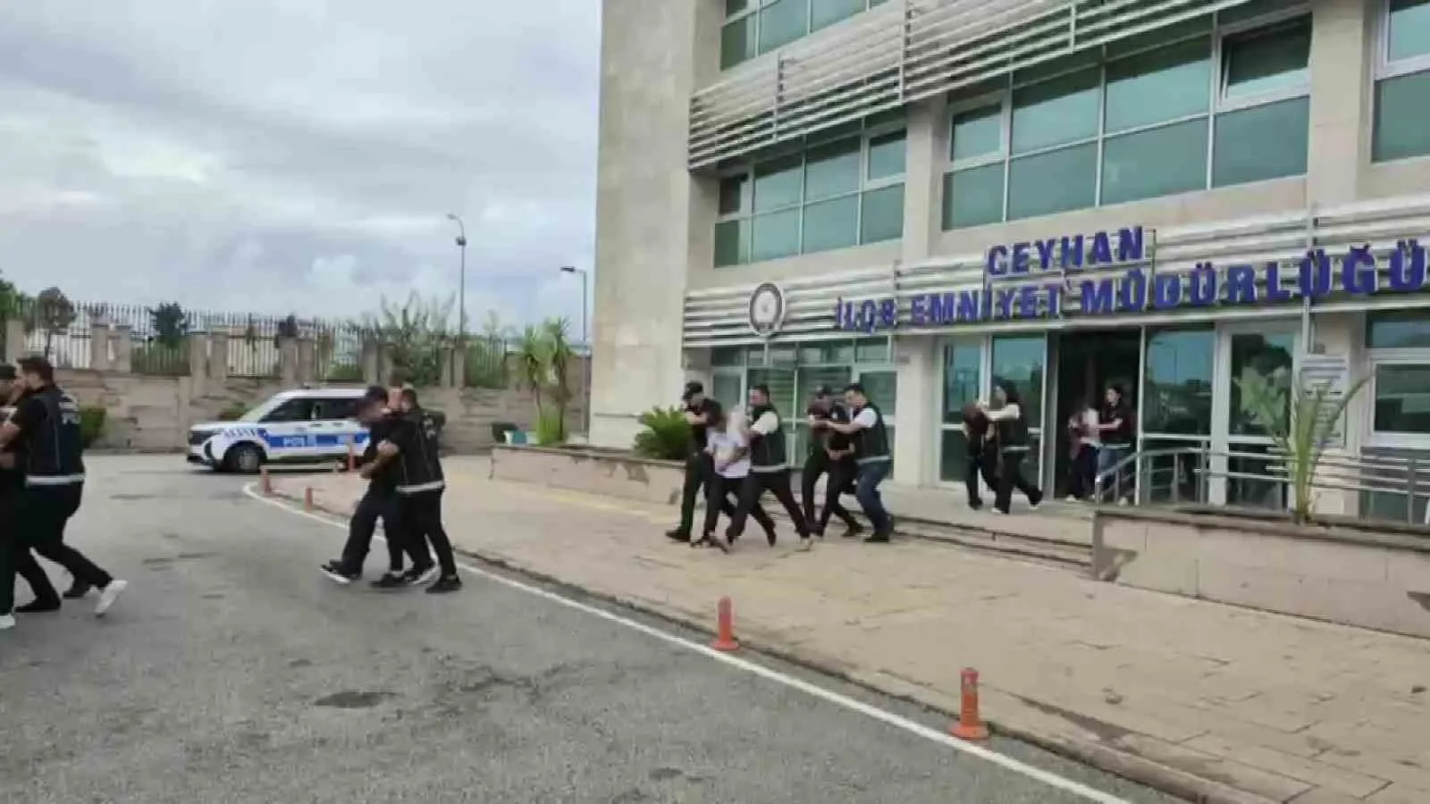 ADANA’NIN CEYHAN İLÇESİNDE UYUŞTURUCU MADDE TİCARETİNE YÖNELİK DÜZENLENEN PLANLI OPERASYONDA 8 KİLO 316 GRAM METAMFETAMİN ELE GEÇİRİLİRKEN, GÖZALTINA ALINAN 12 ŞÜPHELİ TUTUKLANDI.