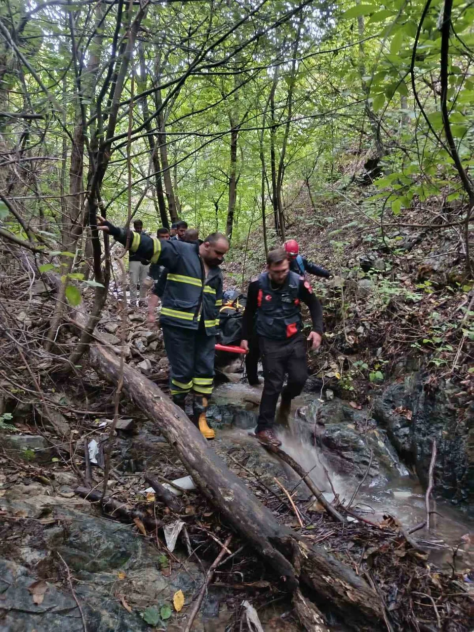 ARTVİN’İN YUSUFELİ İLÇESİNDE YAKLAŞIK 400 METRELİK UÇURUMA YUVARLANAN ARACIN SÜRÜCÜSÜ YAŞAMINI YİTİRDİ. EKİPLER, SÜRÜCÜNÜN CANSIZ BEDENİNİ SEDYE YARDIMIYLA GÜÇLÜKLE ÇIKARDI.