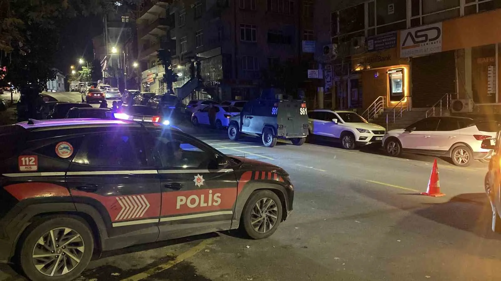 İSTANBUL KAĞITHANE’DE OTO YIKAMACI DÜKKANI İŞLETEN TOLGA DEREBAŞI, MOTOSİKLETLİ 2 ŞAHSIN SİLAHLI SALDIRISINDA AĞIR YARALANDI. HASTANEYE KALDIRILAN DEREBAŞI, YAPILAN TÜM MÜDAHALELERE RAĞMEN HAYATINI KAYBETTİ.