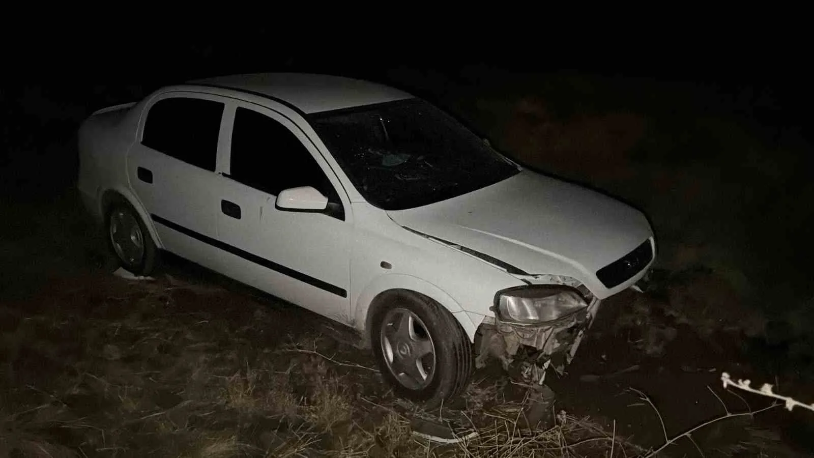 ŞANLIURFA’NIN SİVEREK İLÇESİNDE MEYDANA GELEN TRAFİK KAZASINDA ŞARAMPOLE DEVRİLEN OTOMOBİLDEKİ 3 KİŞİ YARALANDI.