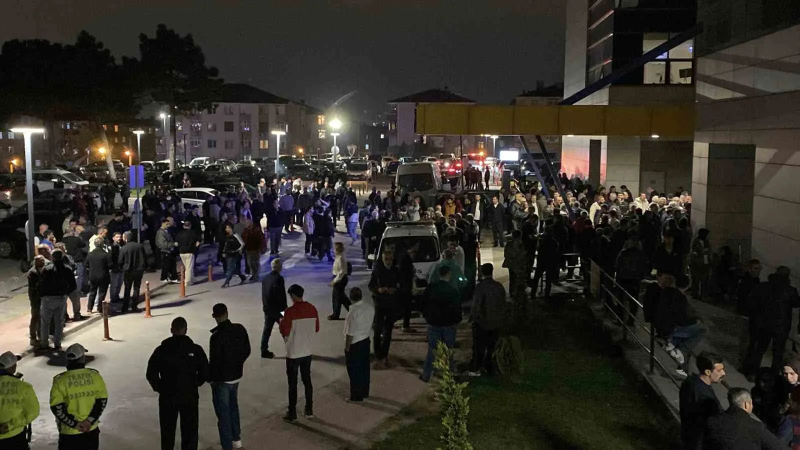 KOCAELİ'NİN GÖLCÜK İLÇESİNDE MHP'Lİ BELEDİYE MECLİS ÜYESİ MURAT SARAL, TARTIŞTIĞI KİŞİNİN TABANCAYLA ATEŞ AÇMASI SONUCU HAYATINI KAYBETTİ.
