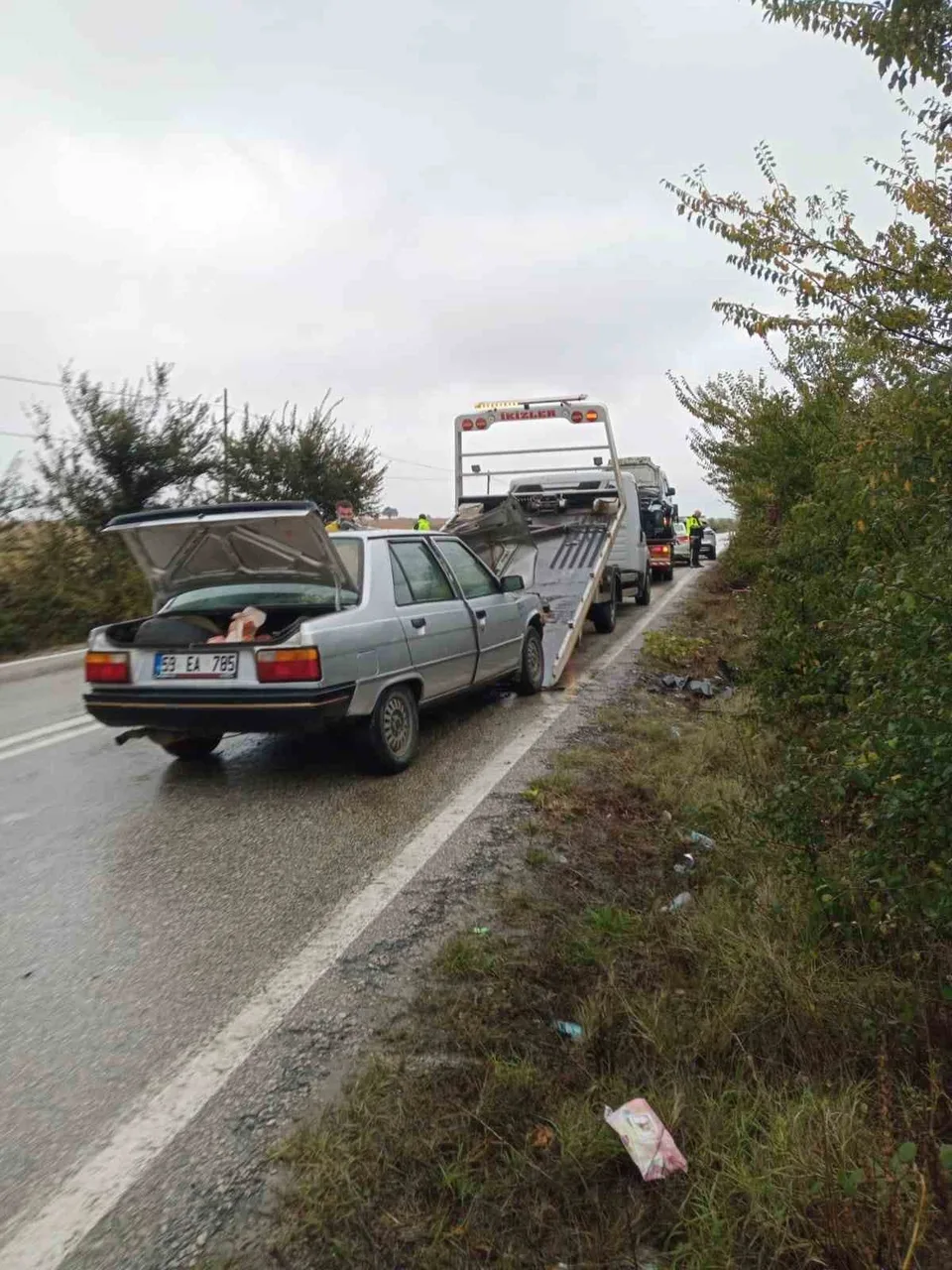 TEKİRDAĞ'IN ŞARKÖY İLÇESİNDE HAFİF TİCARİ ARAÇ İLE OTOMOBİLİN ÇARPIŞTIĞI KAZADA 2'Sİ ÇOCUK 7 KİŞİ YARALANDI.